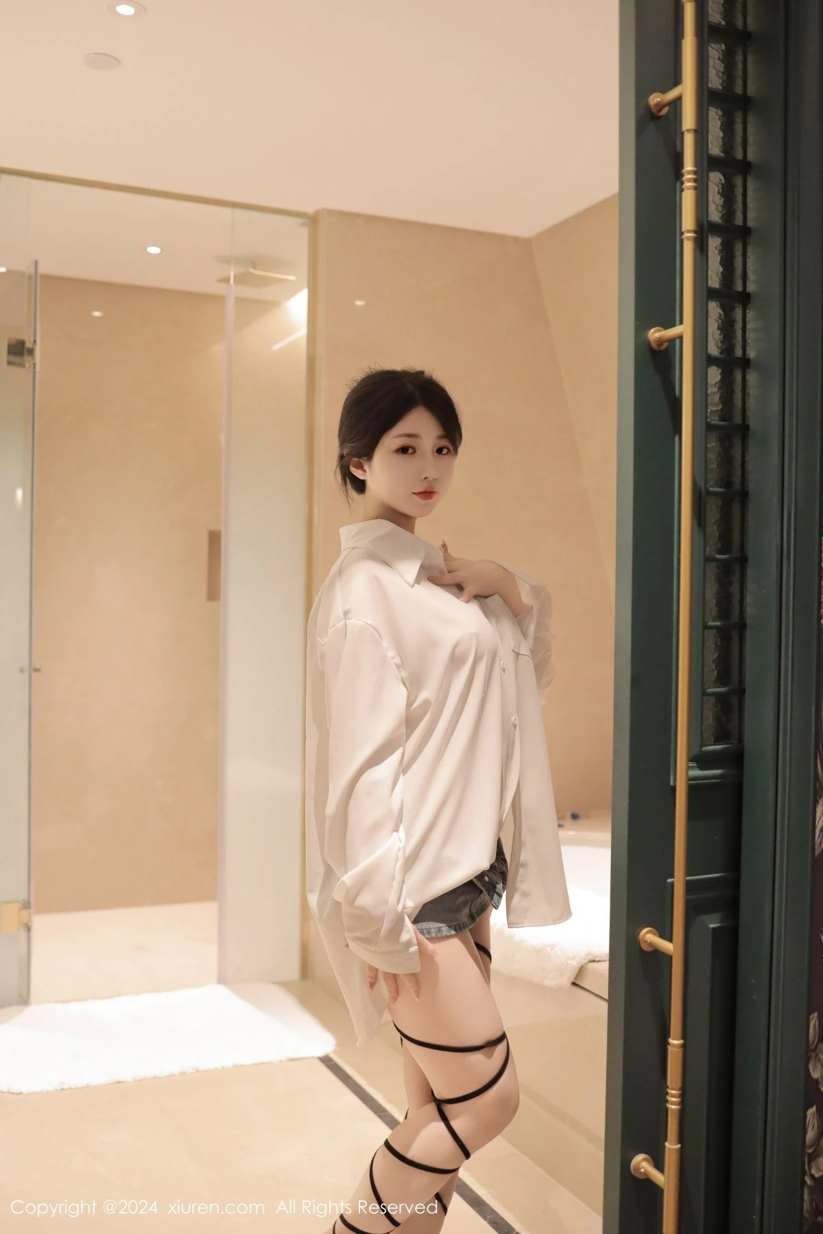 [[XiuRen秀人网]秀人网]No.8400_模特陈小花浴室性感白色轻透上衣配牛仔短裤秀曼妙身姿诱惑写真77P