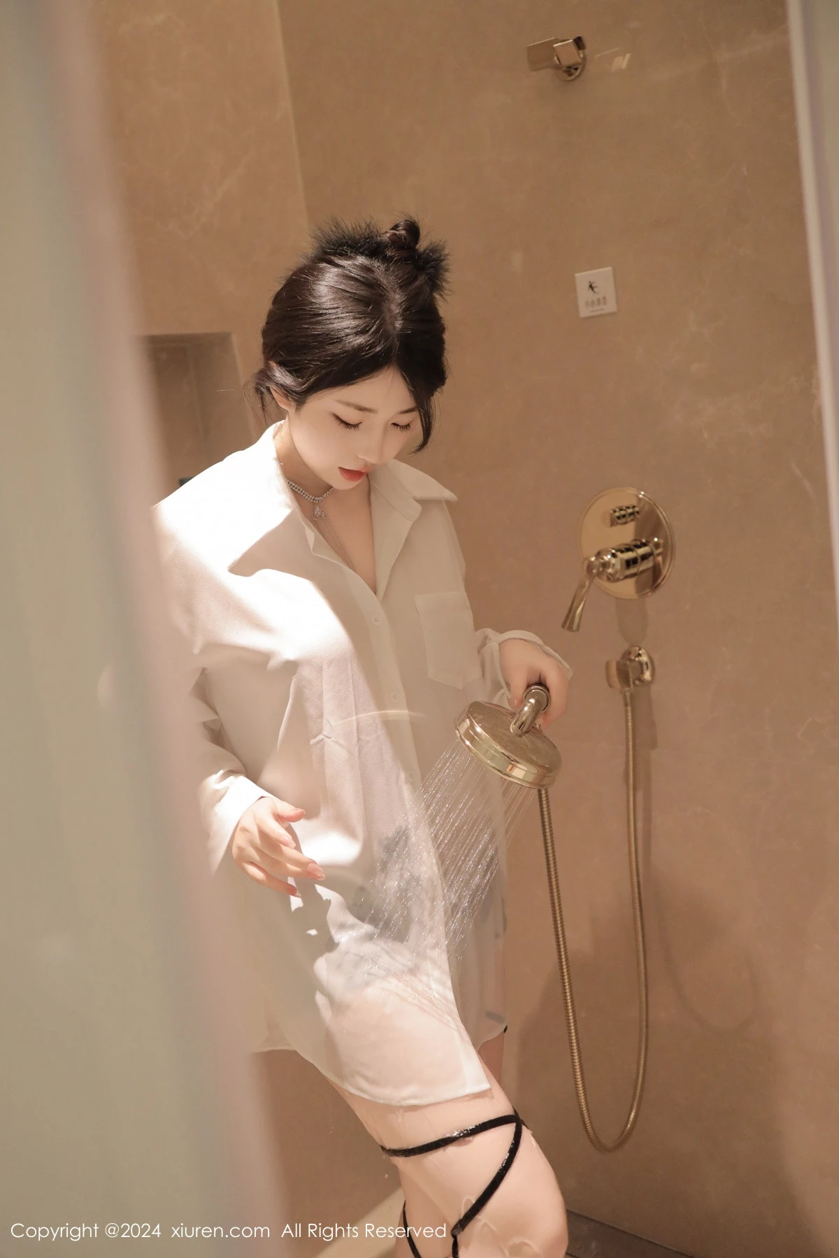 [[XiuRen秀人网]秀人网]No.8400_模特陈小花浴室性感白色轻透上衣配牛仔短裤秀曼妙身姿诱惑写真77P