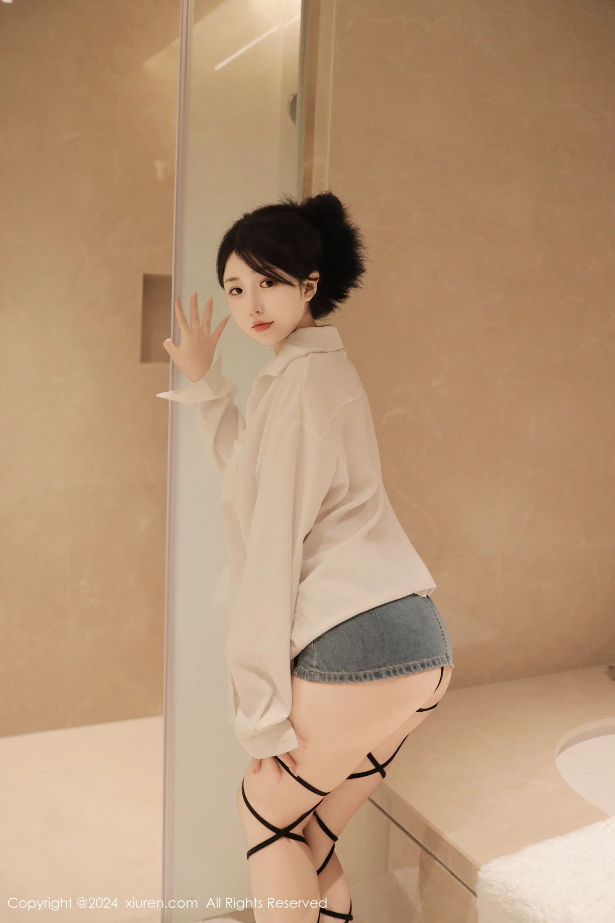 [[XiuRen秀人网]秀人网]No.8400_模特陈小花浴室性感白色轻透上衣配牛仔短裤秀曼妙身姿诱惑写真77P