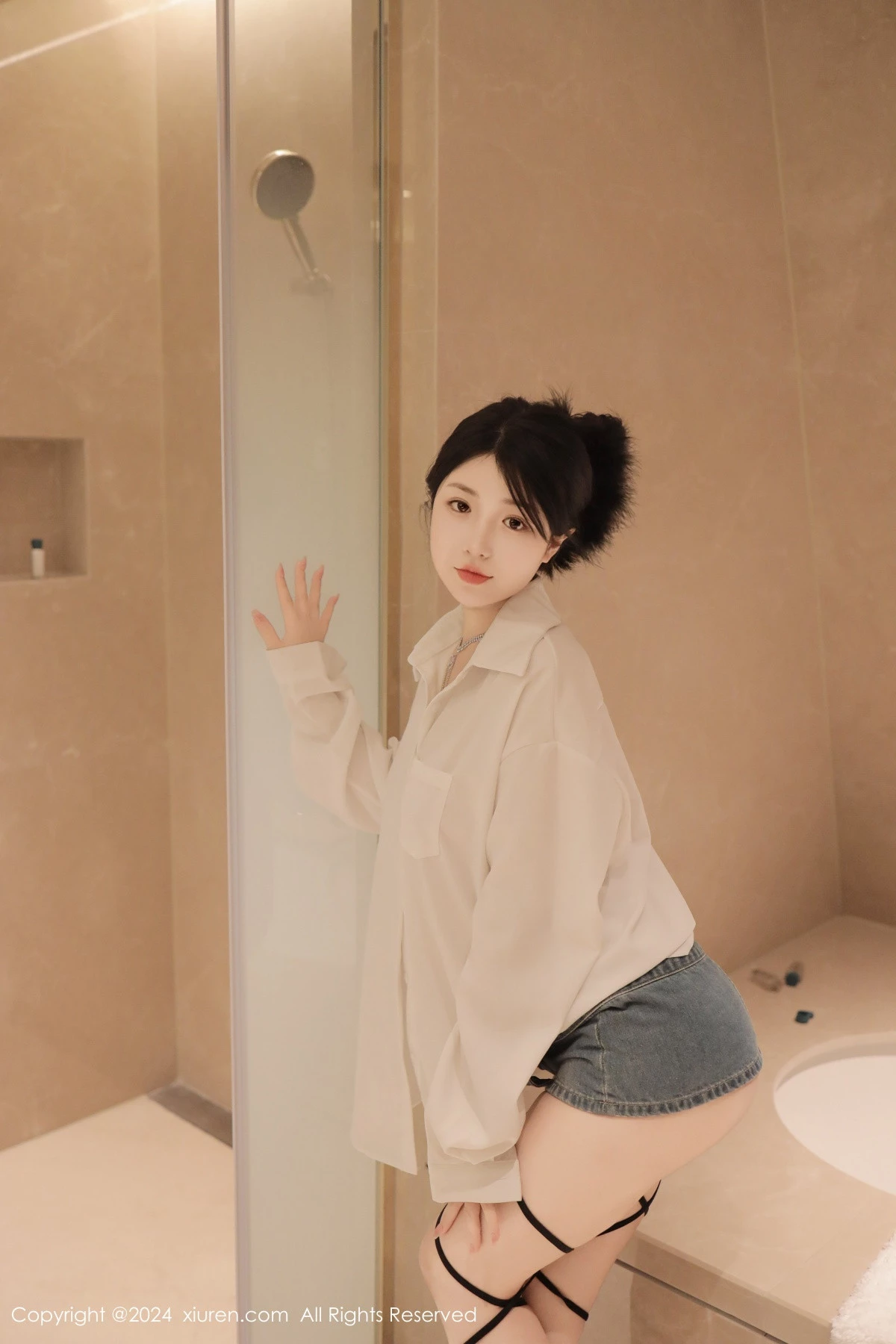 [[XiuRen秀人网]秀人网]No.8400_模特陈小花浴室性感白色轻透上衣配牛仔短裤秀曼妙身姿诱惑写真77P