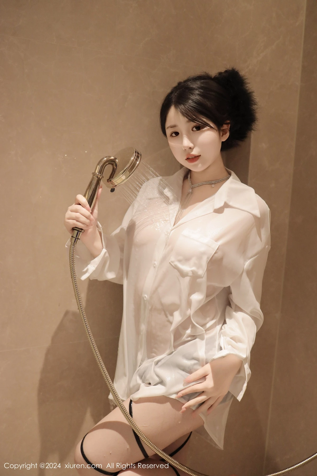 [[XiuRen秀人网]秀人网]No.8400_模特陈小花浴室性感白色轻透上衣配牛仔短裤秀曼妙身姿诱惑写真77P