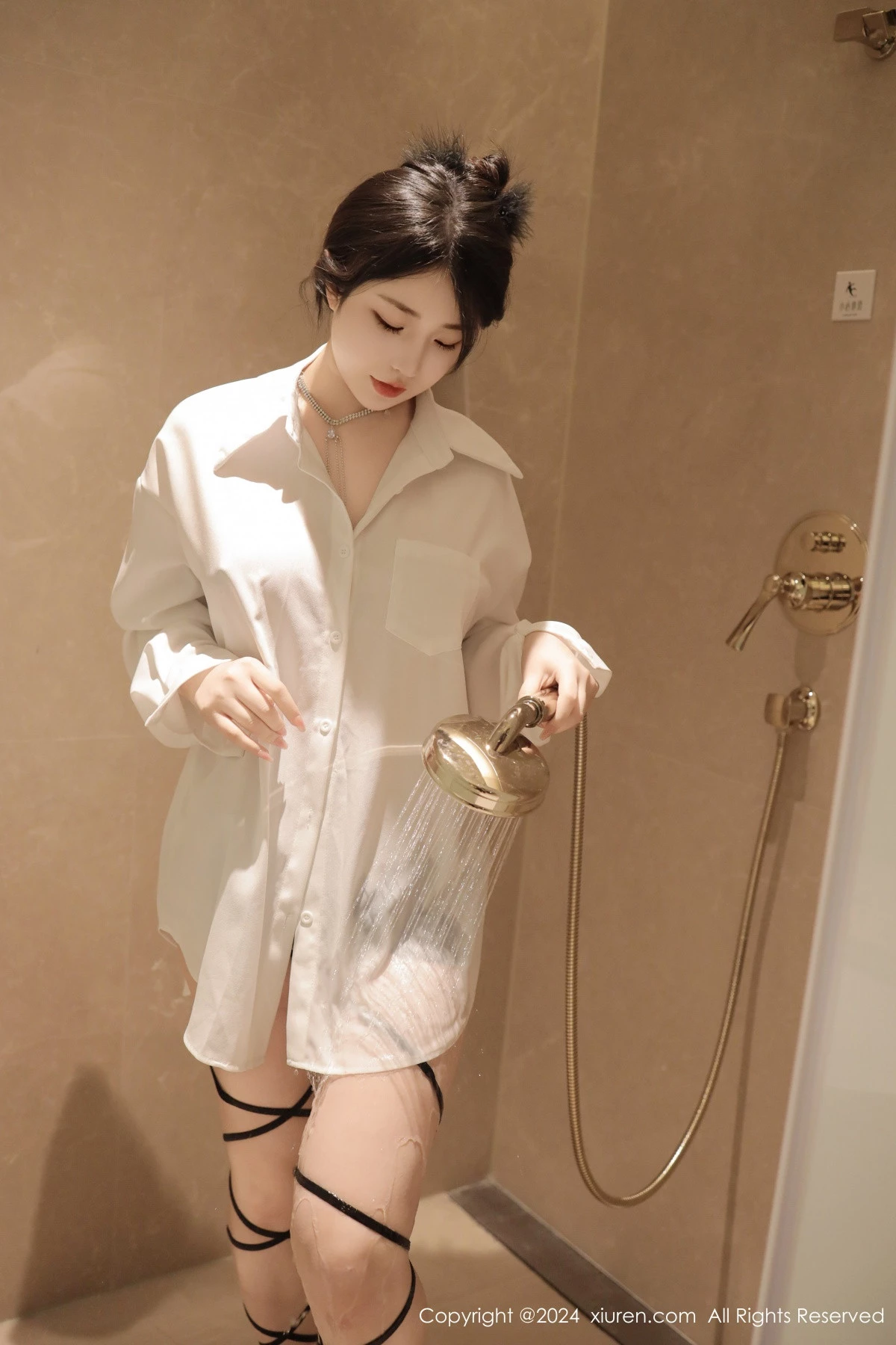 [[XiuRen秀人网]秀人网]No.8400_模特陈小花浴室性感白色轻透上衣配牛仔短裤秀曼妙身姿诱惑写真77P