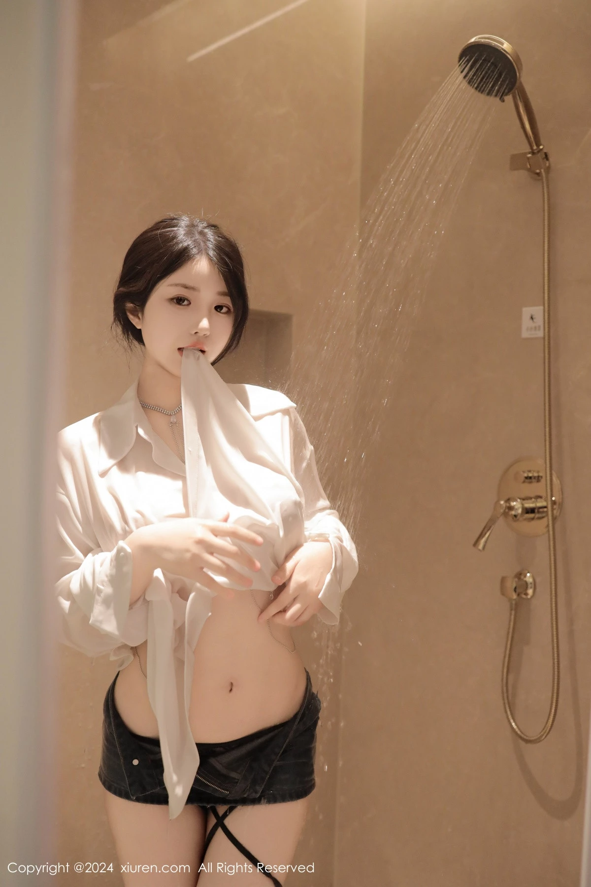 [[XiuRen秀人网]秀人网]No.8400_模特陈小花浴室性感白色轻透上衣配牛仔短裤秀曼妙身姿诱惑写真77P