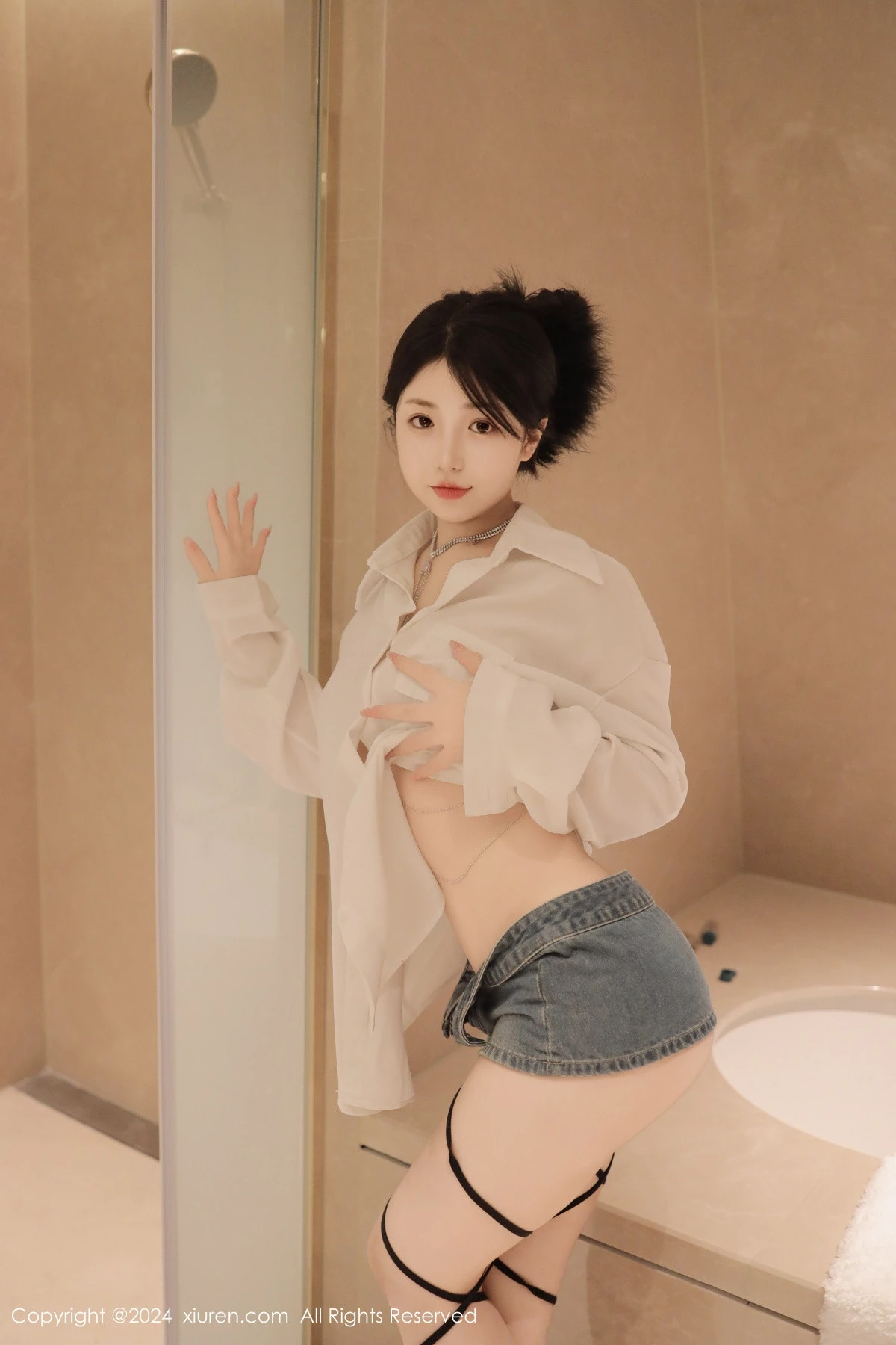 [[XiuRen秀人网]秀人网]No.8400_模特陈小花浴室性感白色轻透上衣配牛仔短裤秀曼妙身姿诱惑写真77P