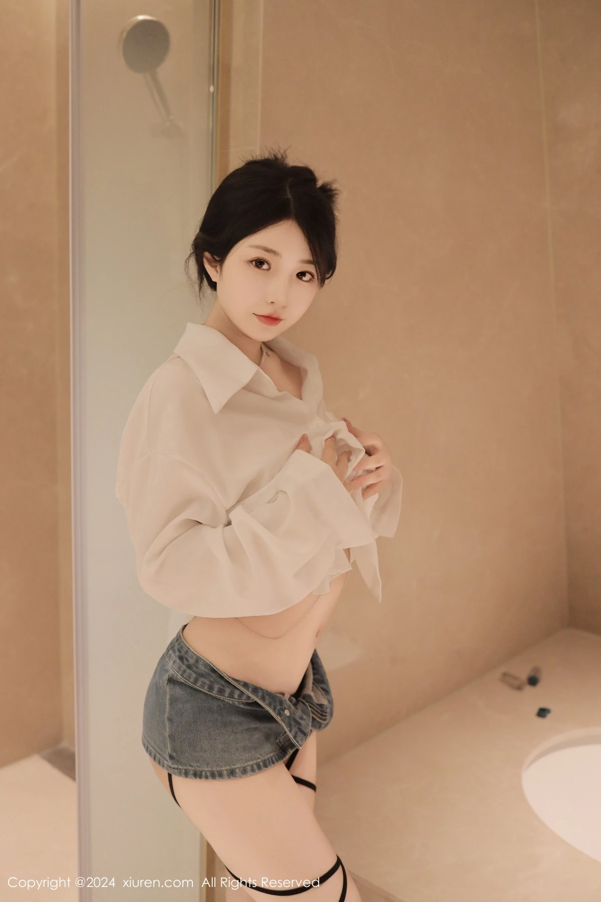 [[XiuRen秀人网]秀人网]No.8400_模特陈小花浴室性感白色轻透上衣配牛仔短裤秀曼妙身姿诱惑写真77P