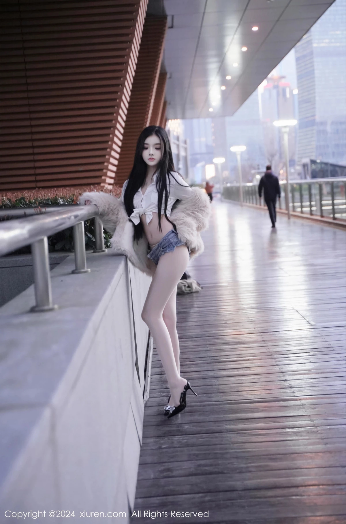 [[XiuRen秀人网]秀人网]No.8261_模特龙雪儿性感白色上衣配超短牛仔裤秀曼妙身姿撩人诱惑写真77P