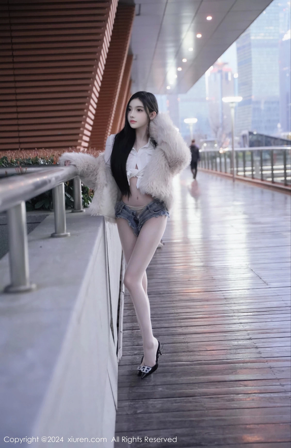 [[XiuRen秀人网]秀人网]No.8261_模特龙雪儿性感白色上衣配超短牛仔裤秀曼妙身姿撩人诱惑写真77P