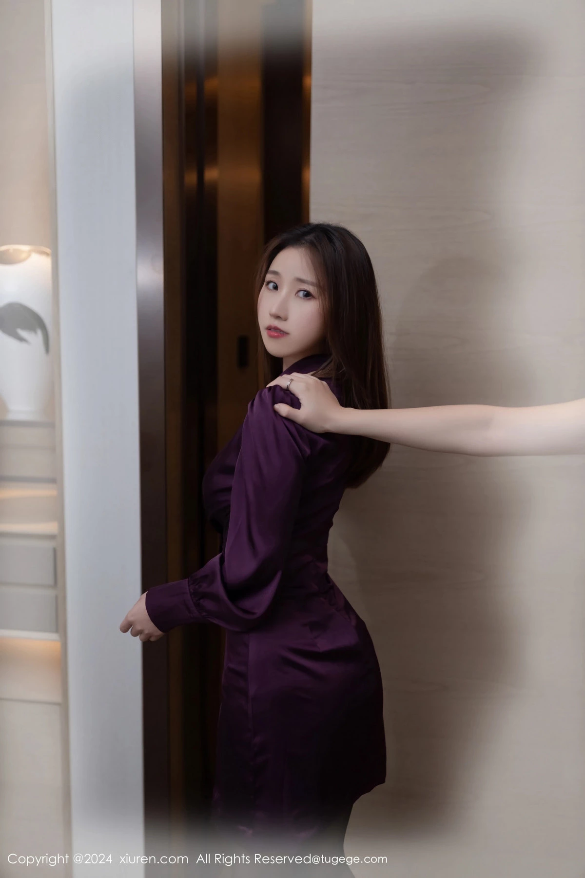 [[XiuRen秀人网]秀人网]No.8264_模特杏子Yada性感紫色服饰露紫灰蕾丝内衣秀曼妙身姿诱惑写真87P