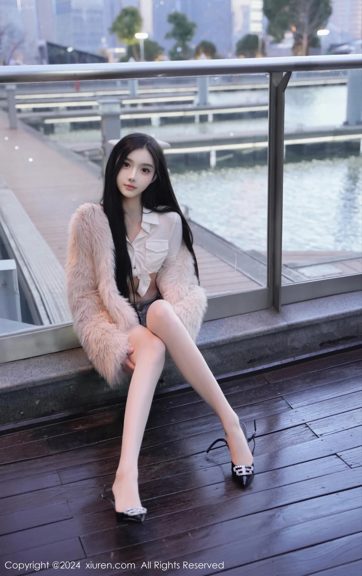 [[XiuRen秀人网]秀人网]No.8261_模特龙雪儿性感白色上衣配超短牛仔裤秀曼妙身姿撩人诱惑写真77P