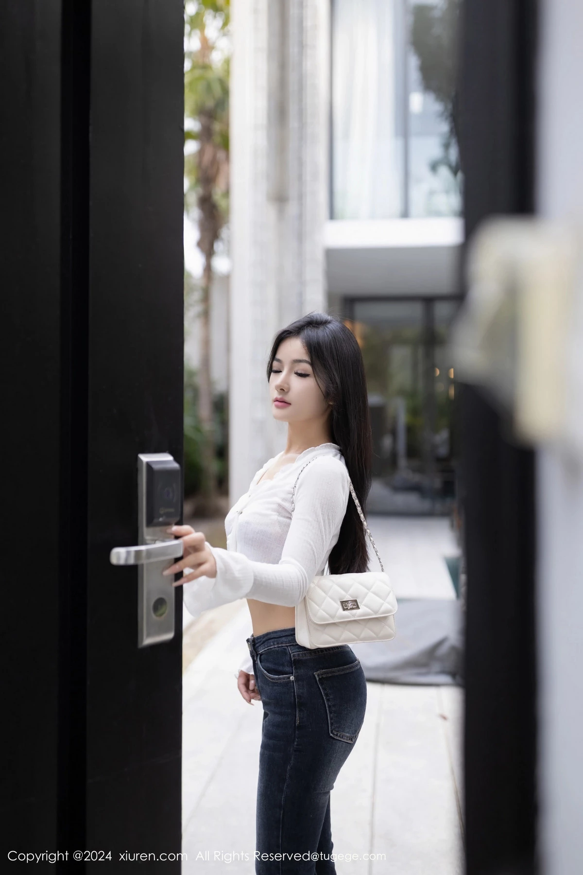 [[XiuRen秀人网]秀人网]No.8262_模特小茶茶tea白色上衣配牛仔裤露蕾丝内衣秀惹火身材诱惑写真80P