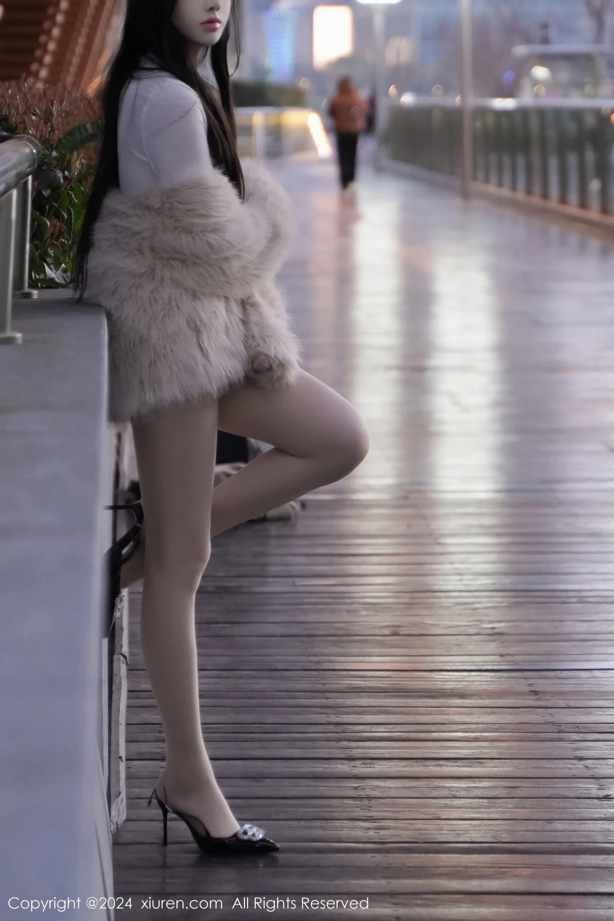 [[XiuRen秀人网]秀人网]No.8261_模特龙雪儿性感白色上衣配超短牛仔裤秀曼妙身姿撩人诱惑写真77P