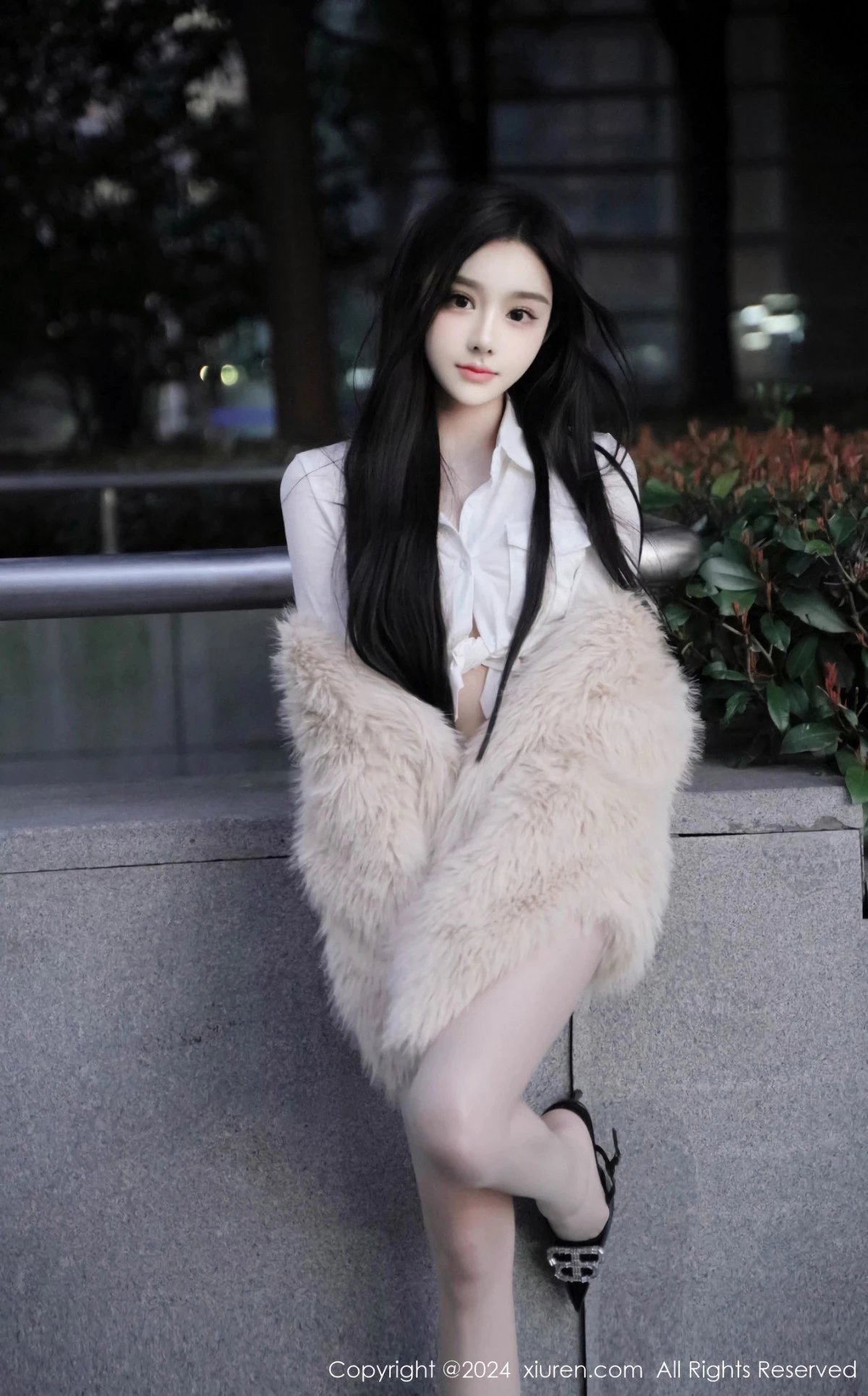 [[XiuRen秀人网]秀人网]No.8261_模特龙雪儿性感白色上衣配超短牛仔裤秀曼妙身姿撩人诱惑写真77P