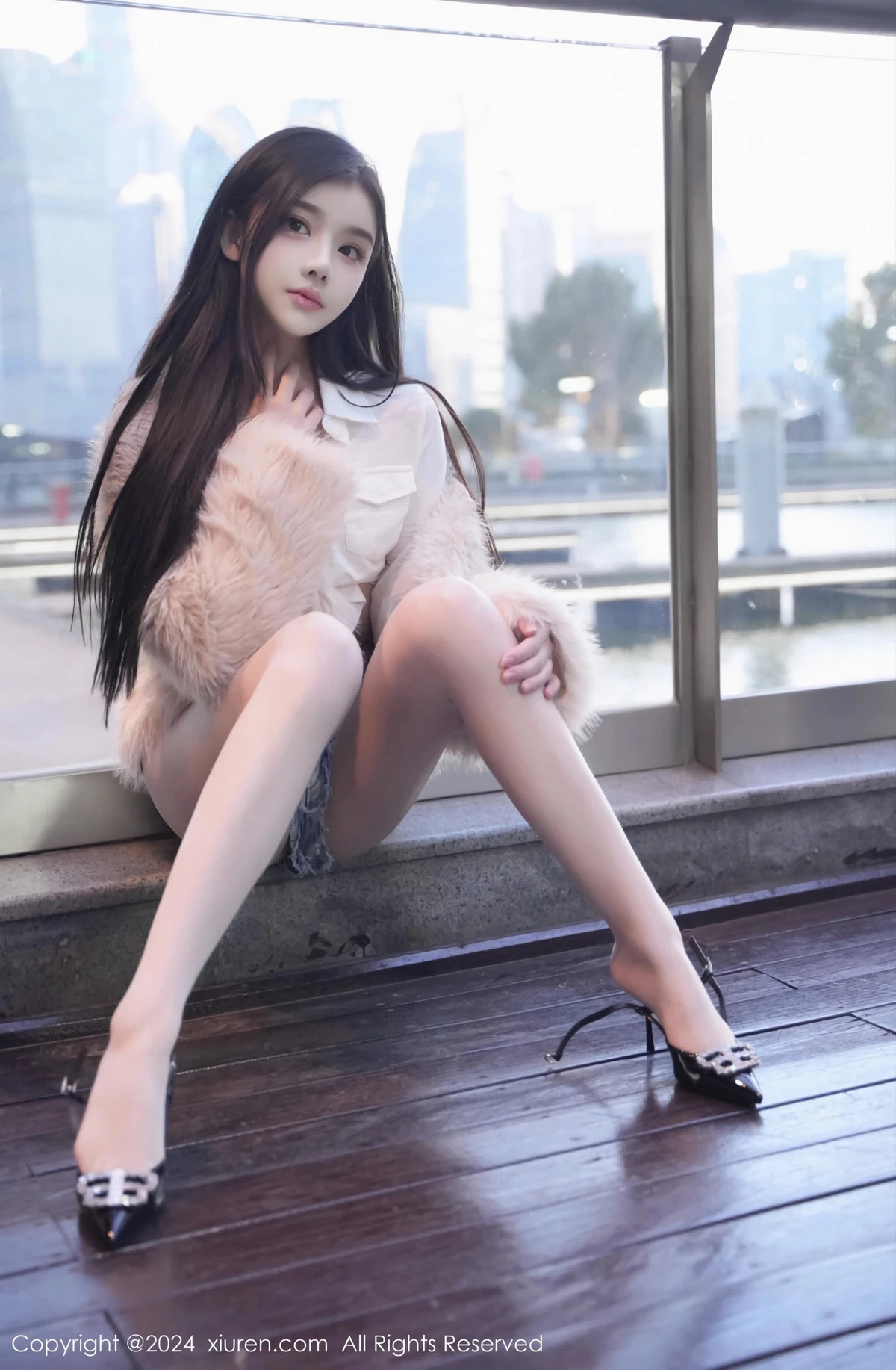 [[XiuRen秀人网]秀人网]No.8261_模特龙雪儿性感白色上衣配超短牛仔裤秀曼妙身姿撩人诱惑写真77P