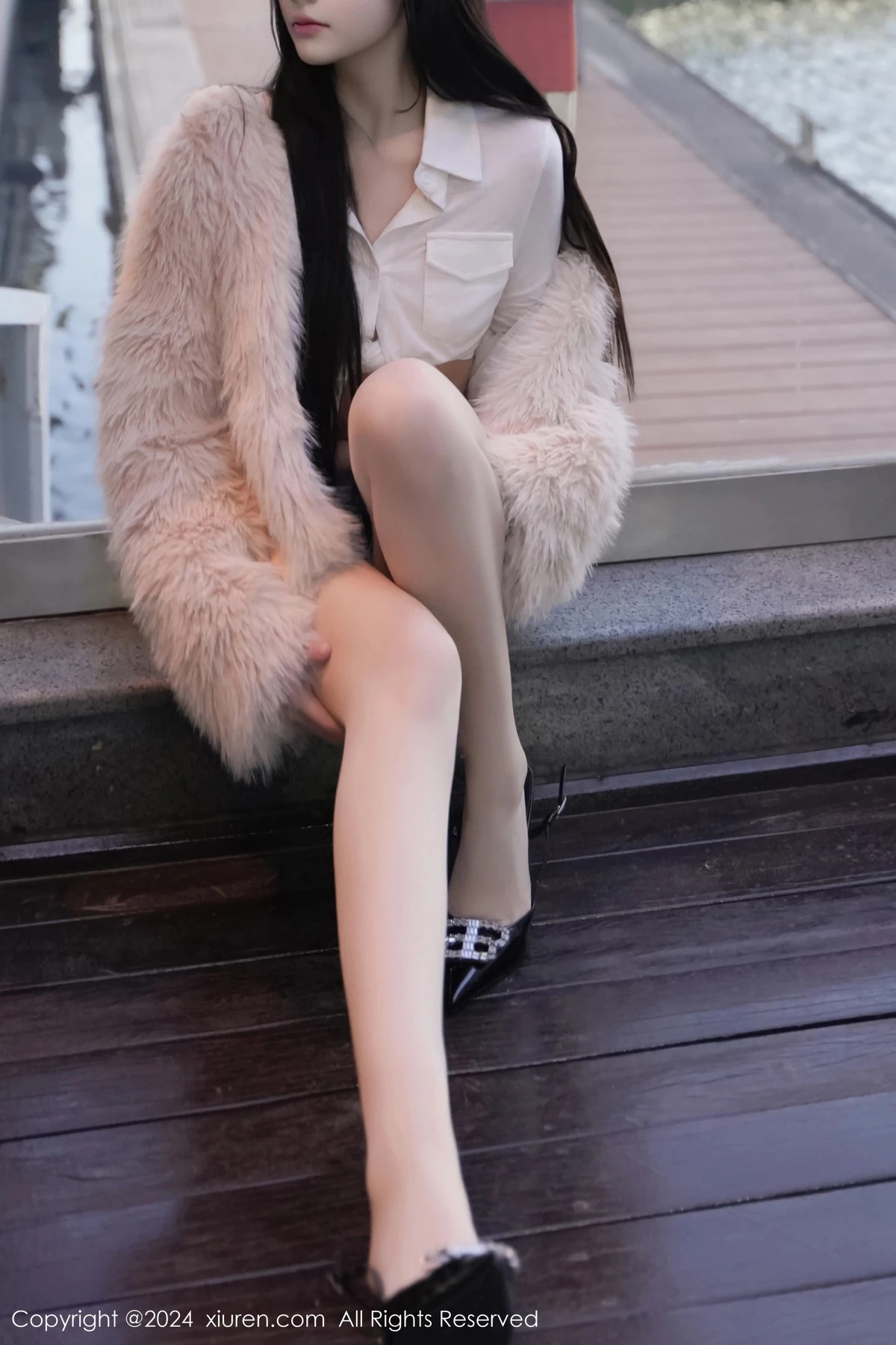 [[XiuRen秀人网]秀人网]No.8261_模特龙雪儿性感白色上衣配超短牛仔裤秀曼妙身姿撩人诱惑写真77P