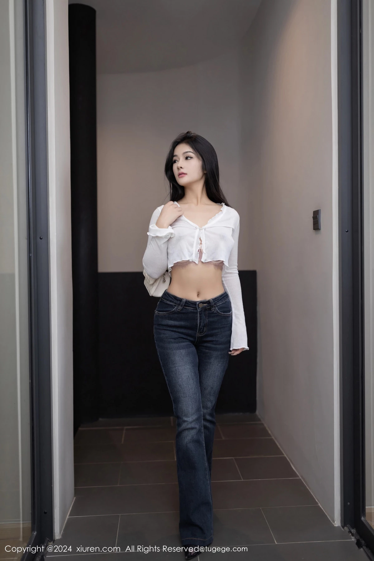 [[XiuRen秀人网]秀人网]No.8262_模特小茶茶tea白色上衣配牛仔裤露蕾丝内衣秀惹火身材诱惑写真80P