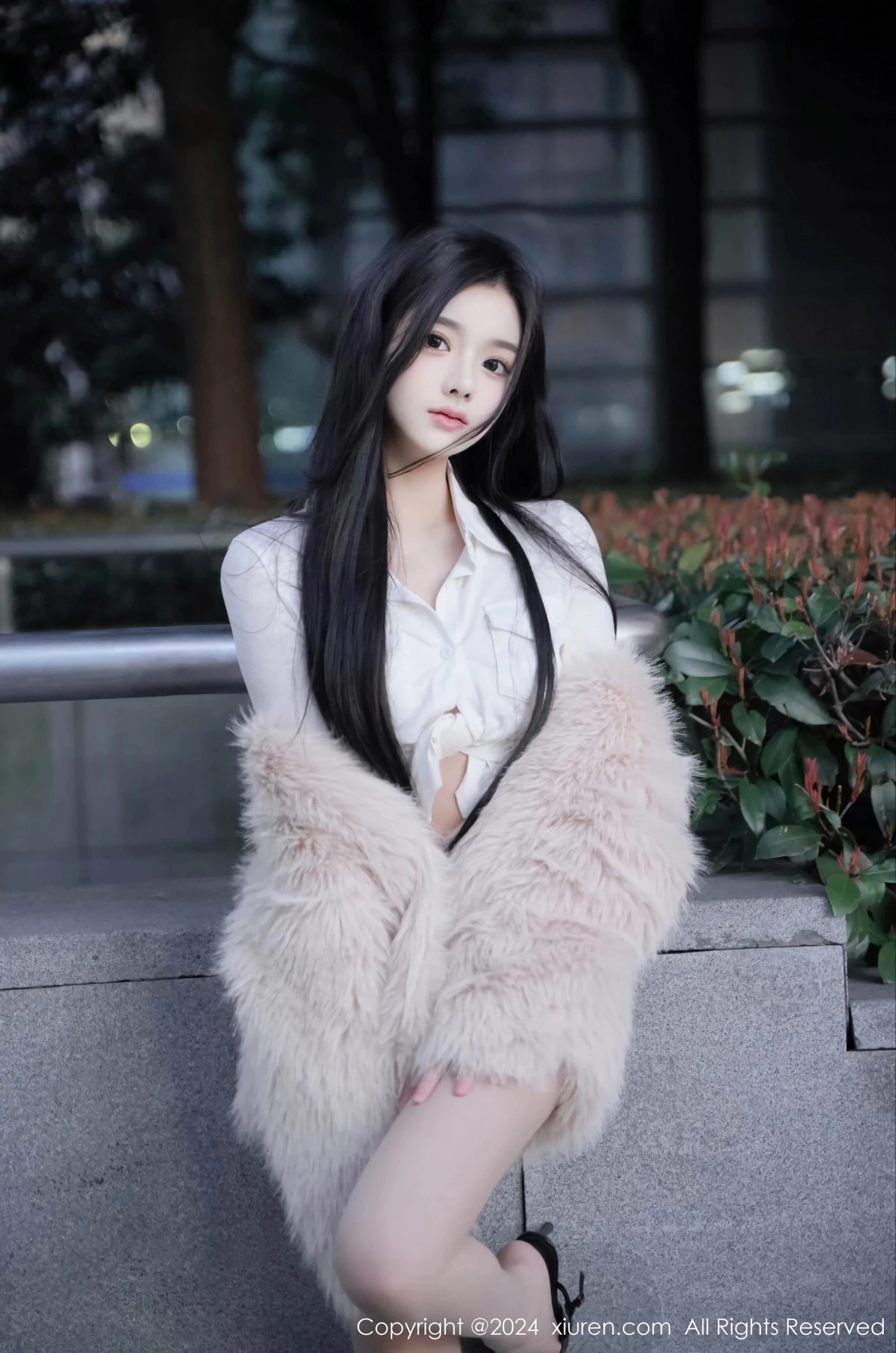 [[XiuRen秀人网]秀人网]No.8261_模特龙雪儿性感白色上衣配超短牛仔裤秀曼妙身姿撩人诱惑写真77P