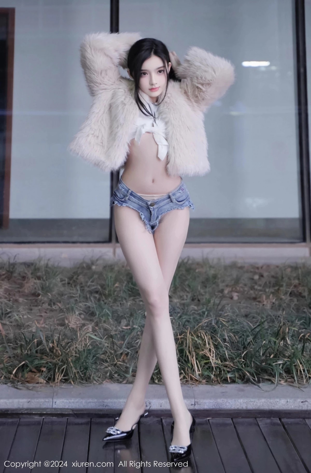 [[XiuRen秀人网]秀人网]No.8261_模特龙雪儿性感白色上衣配超短牛仔裤秀曼妙身姿撩人诱惑写真77P