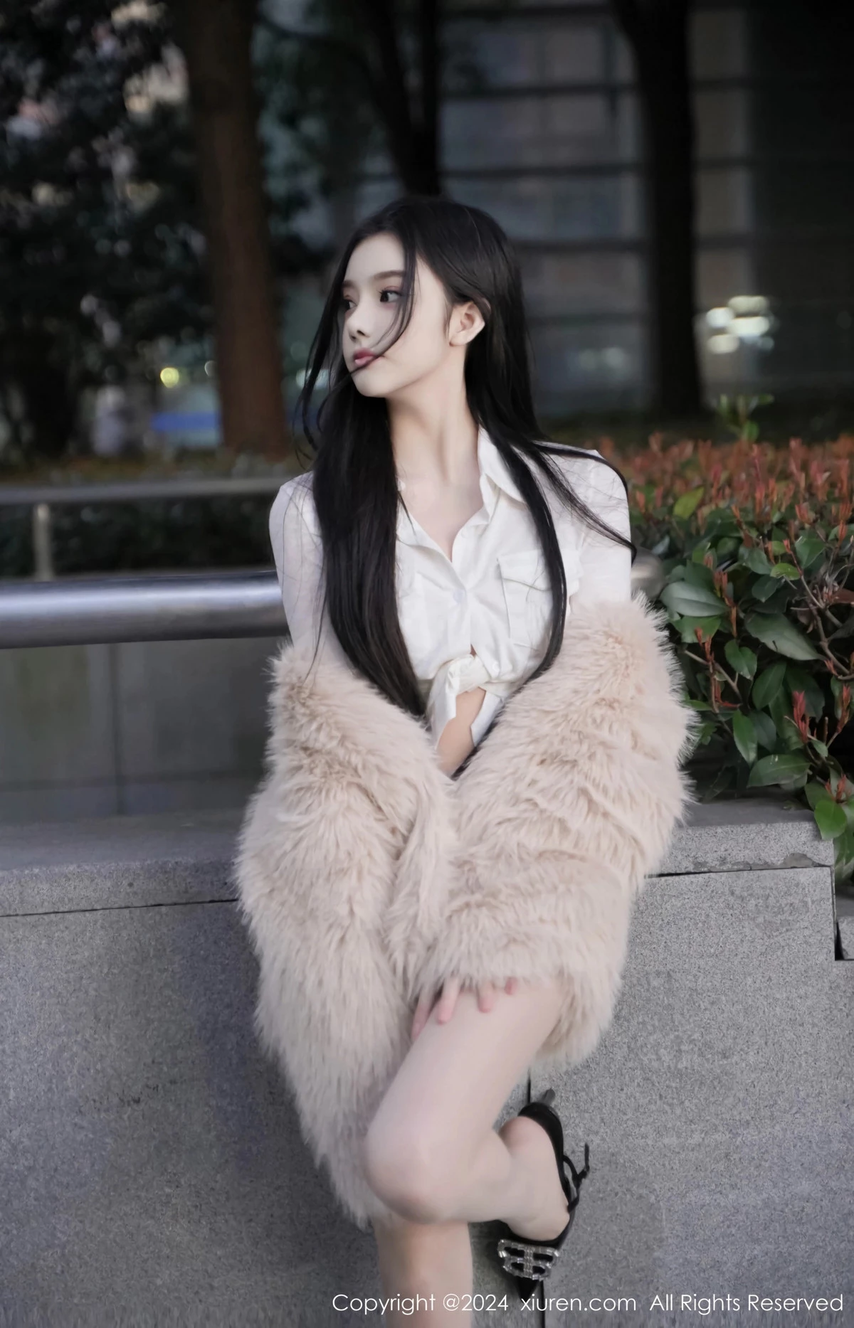 [[XiuRen秀人网]秀人网]No.8261_模特龙雪儿性感白色上衣配超短牛仔裤秀曼妙身姿撩人诱惑写真77P