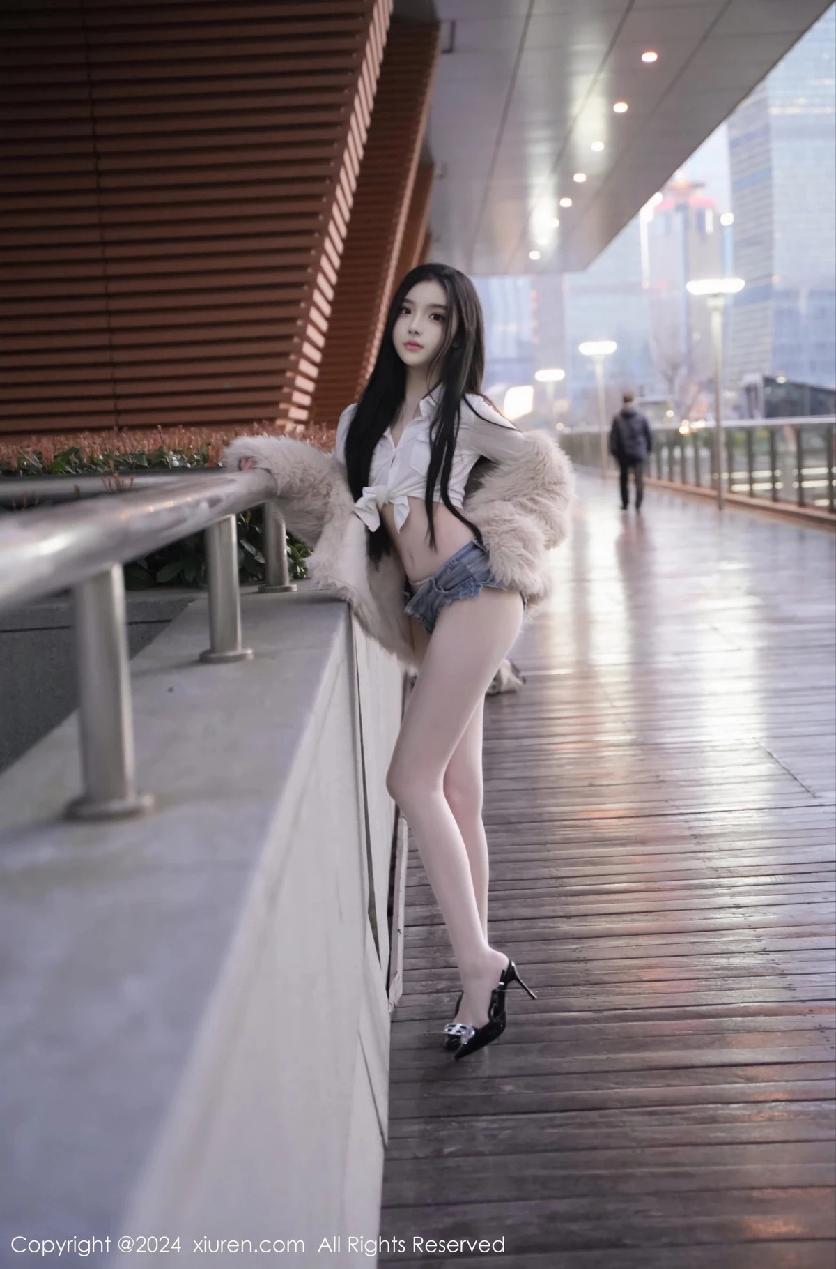 [[XiuRen秀人网]秀人网]No.8261_模特龙雪儿性感白色上衣配超短牛仔裤秀曼妙身姿撩人诱惑写真77P