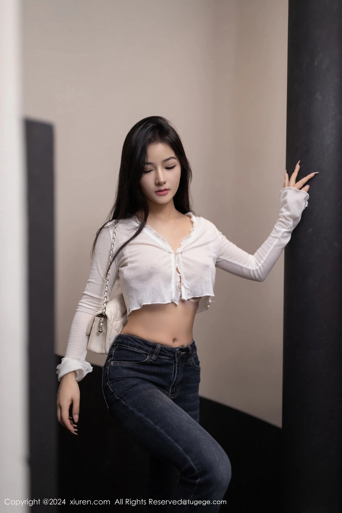 [[XiuRen秀人网]秀人网]No.8262_模特小茶茶tea白色上衣配牛仔裤露蕾丝内衣秀惹火身材诱惑写真80P