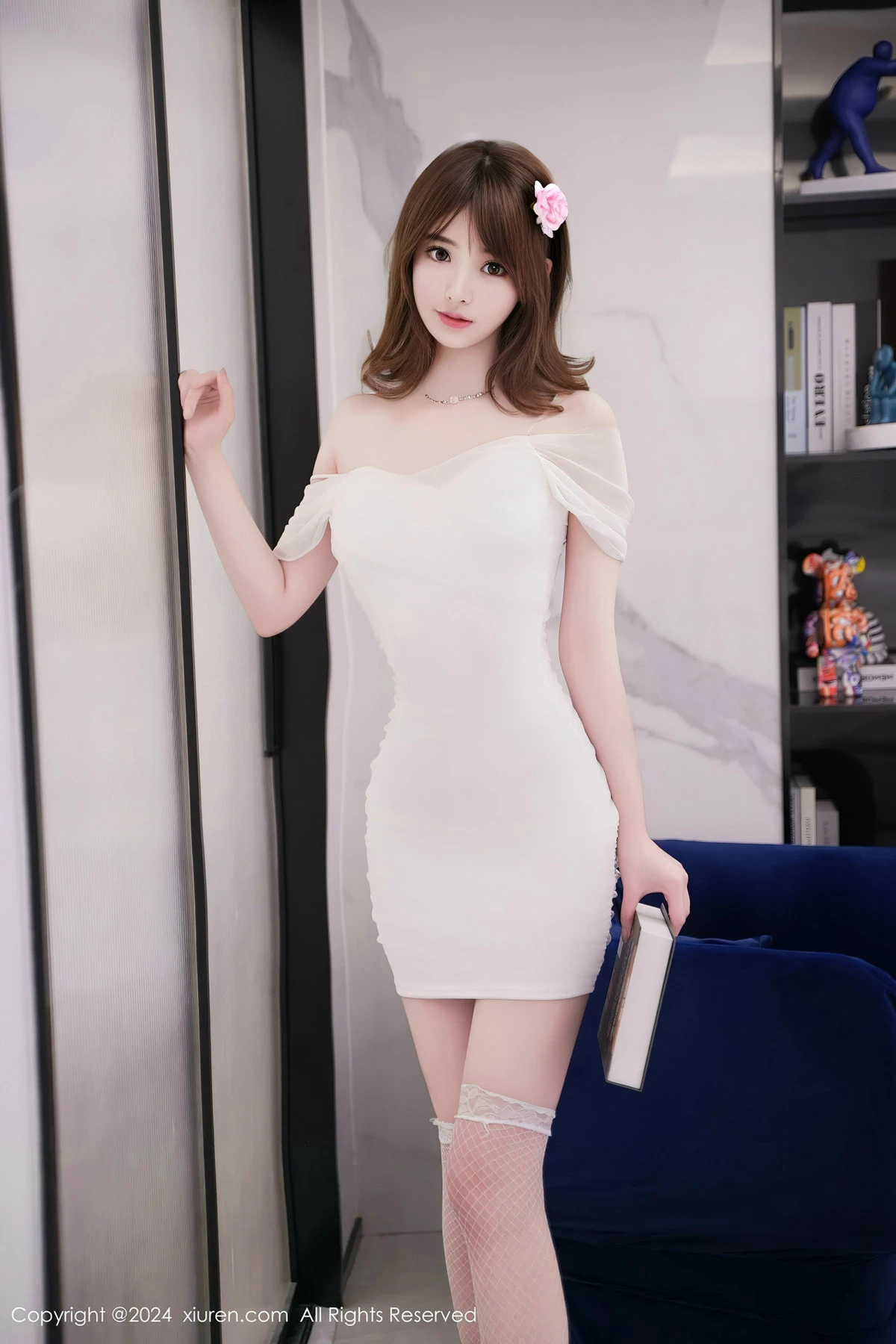 [[XiuRen秀人网]秀人网]No.8407_模特梦灵儿Mini白色露肩连衣短裙配白丝网袜秀完美身材诱惑写真58P