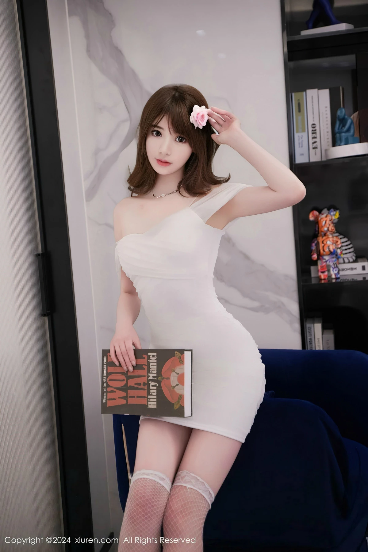 [[XiuRen秀人网]秀人网]No.8407_模特梦灵儿Mini白色露肩连衣短裙配白丝网袜秀完美身材诱惑写真58P