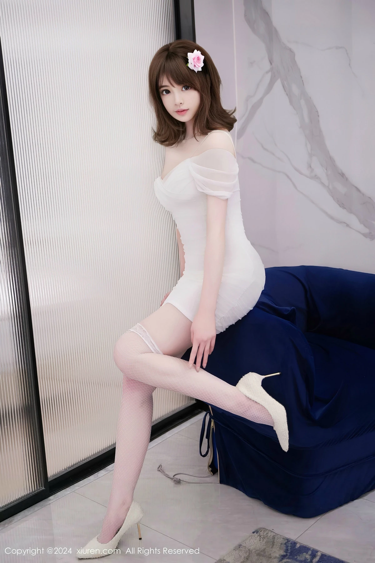[[XiuRen秀人网]秀人网]No.8407_模特梦灵儿Mini白色露肩连衣短裙配白丝网袜秀完美身材诱惑写真58P