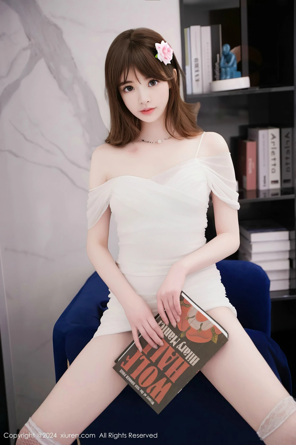 [[XiuRen秀人网]秀人网]No.8407_模特梦灵儿Mini白色露肩连衣短裙配白丝网袜秀完美身材诱惑写真58P