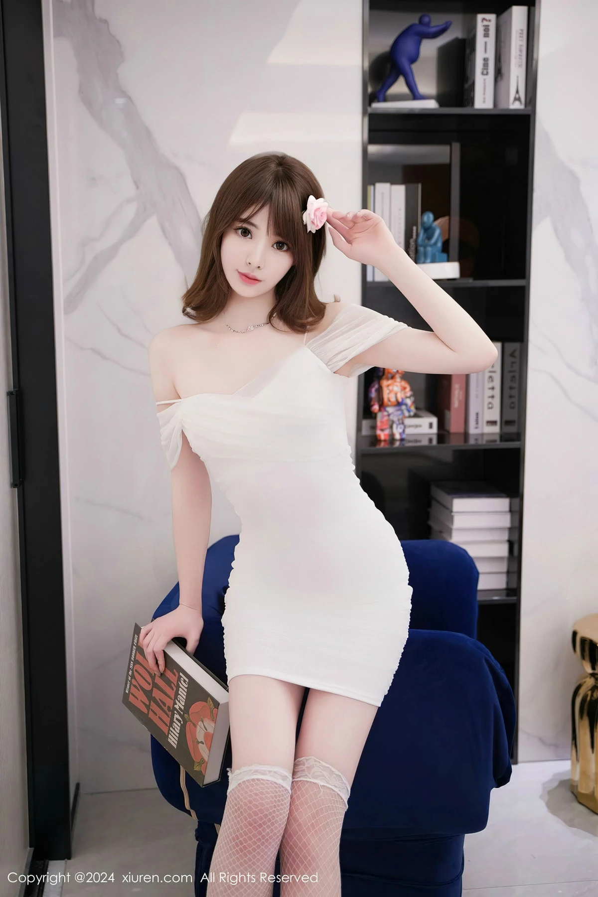 [[XiuRen秀人网]秀人网]No.8407_模特梦灵儿Mini白色露肩连衣短裙配白丝网袜秀完美身材诱惑写真58P