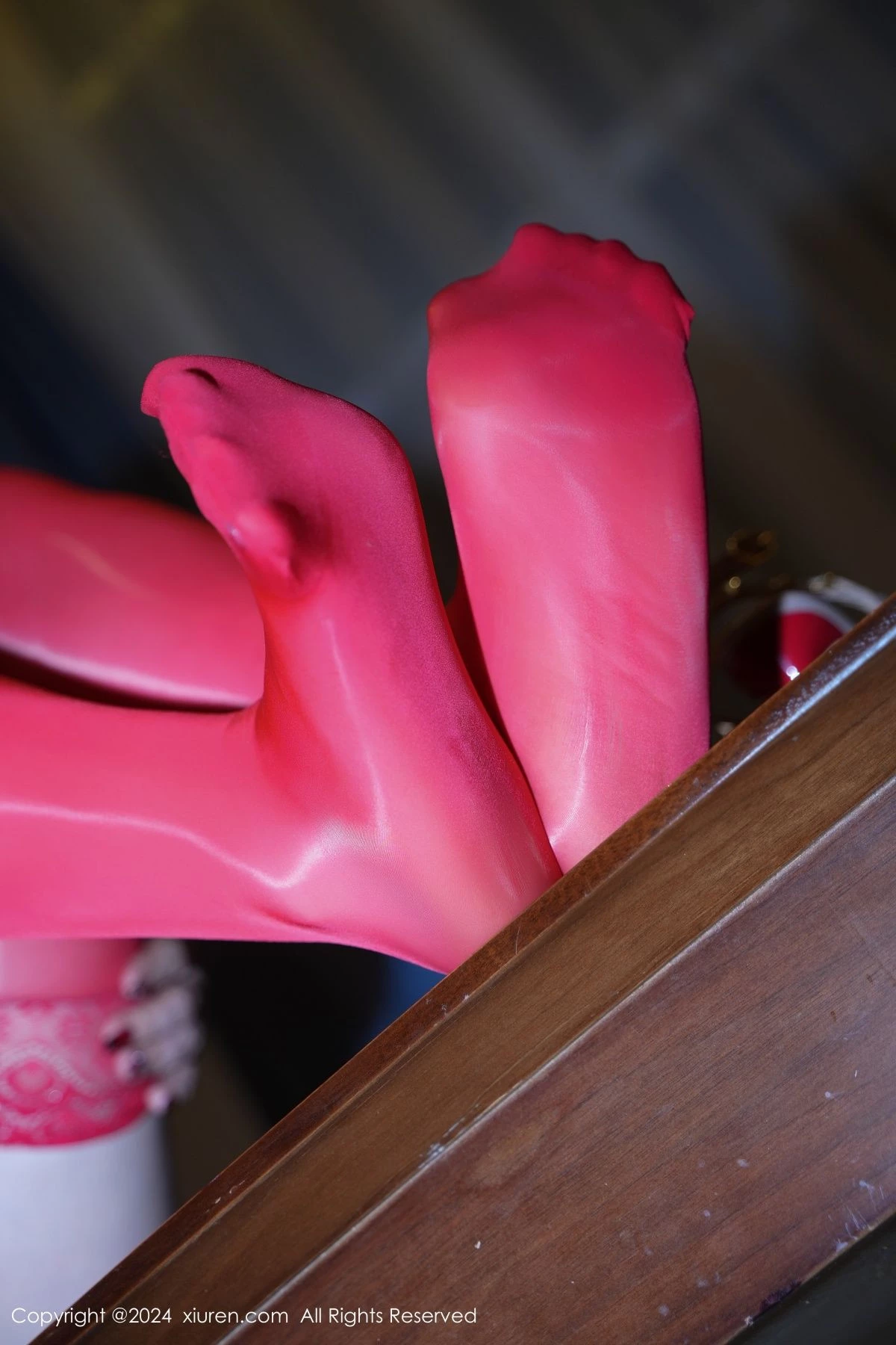 [[XiuRen秀人网]秀人网]No.8406_模特蕾蕾醒了没性感红色连衣长裙露闪亮红丝袜秀美腿诱惑写真59P