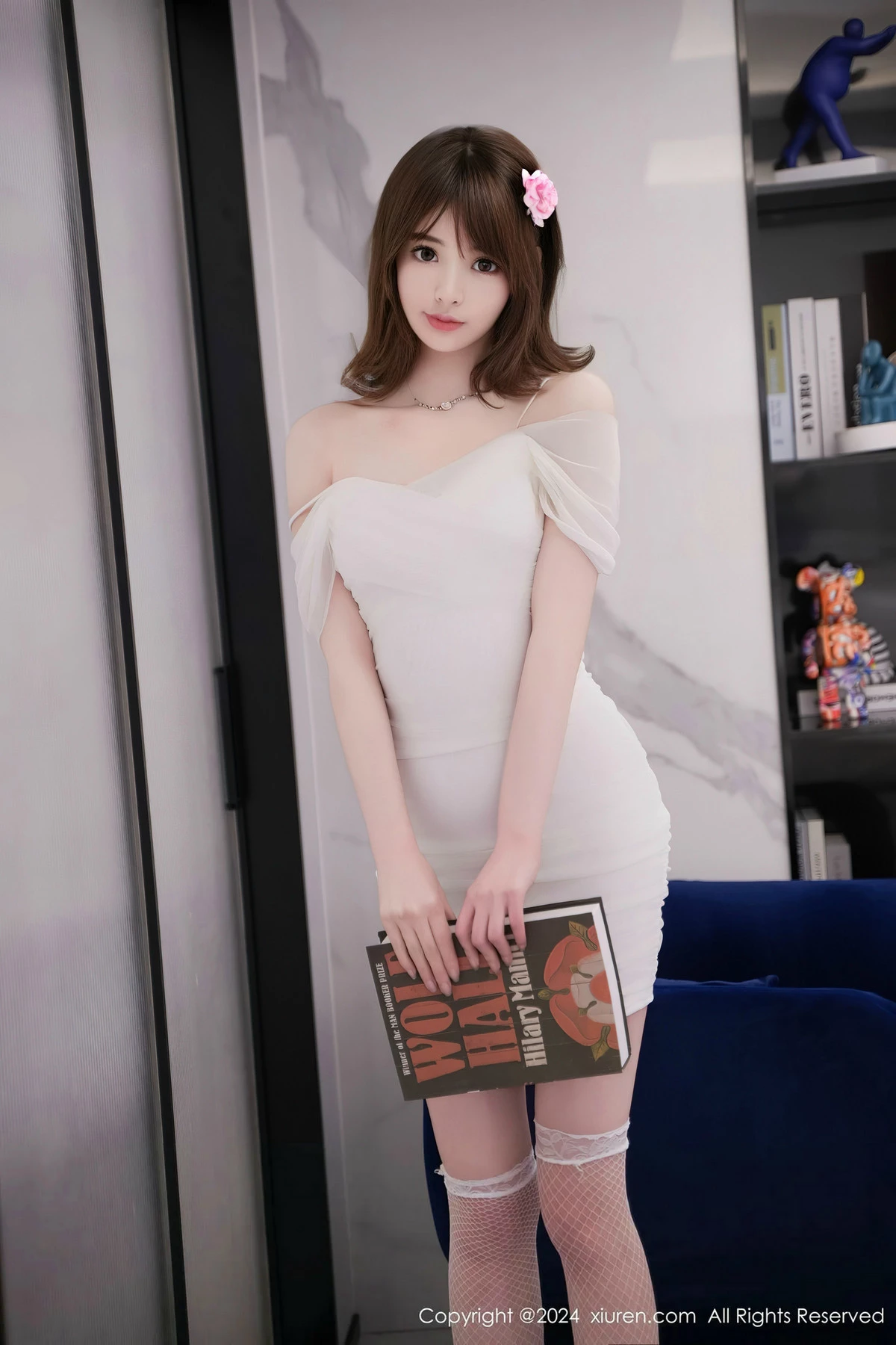 [[XiuRen秀人网]秀人网]No.8407_模特梦灵儿Mini白色露肩连衣短裙配白丝网袜秀完美身材诱惑写真58P