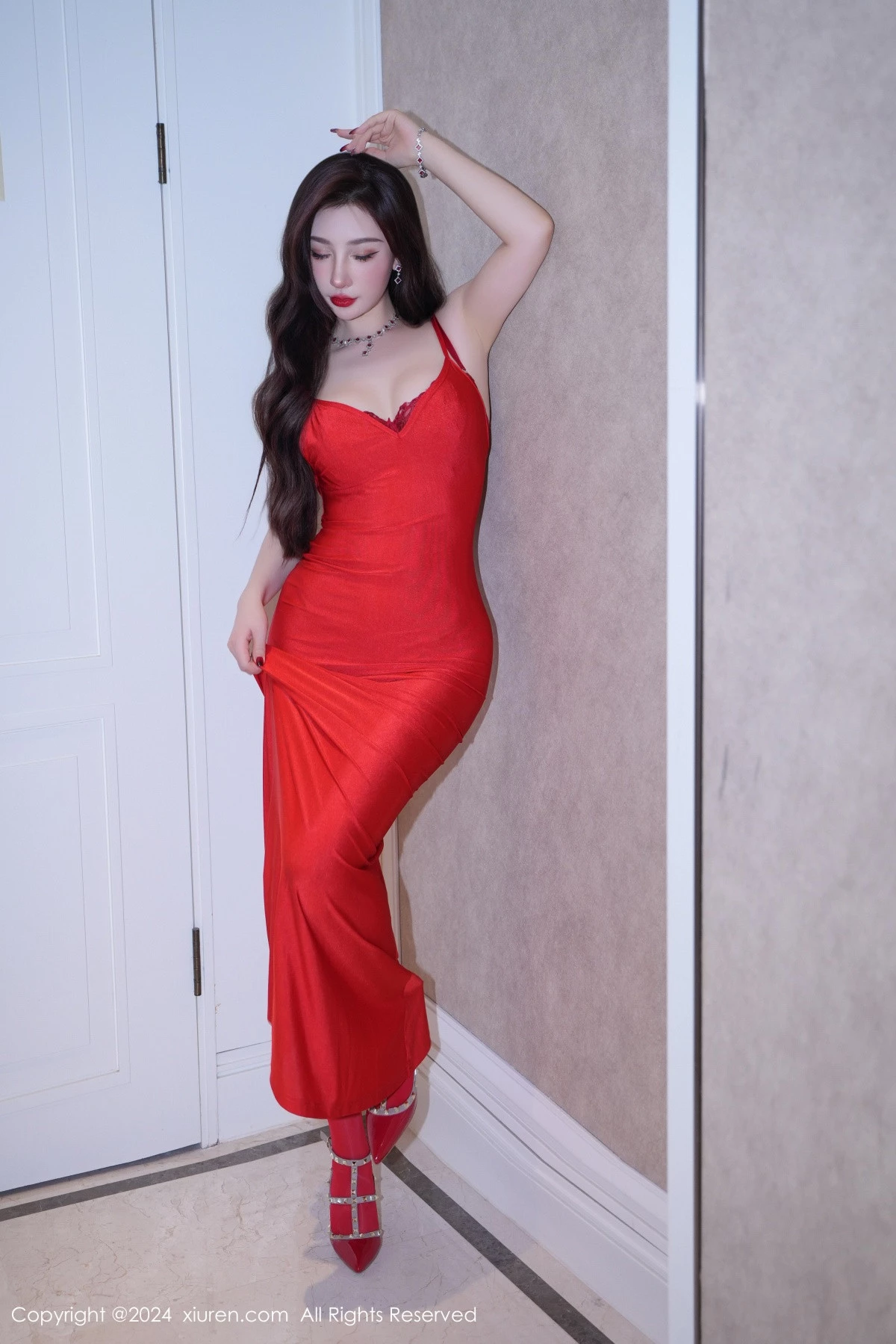 [[XiuRen秀人网]秀人网]No.8406_模特蕾蕾醒了没性感红色连衣长裙露闪亮红丝袜秀美腿诱惑写真59P