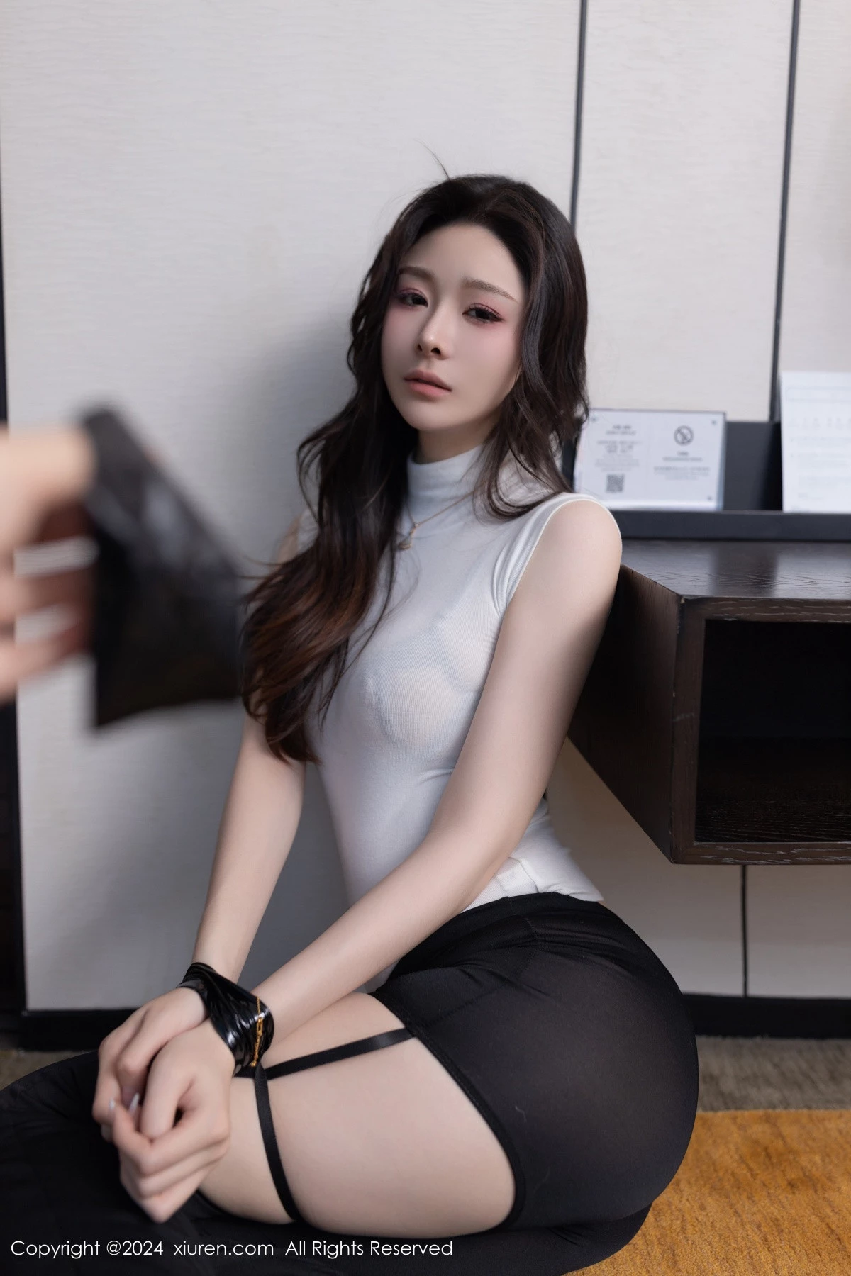 [[XiuRen秀人网]秀人网]No.8270_模特小逗逗性感白色上衣配紧身长裤半脱秀曼妙身姿撩人诱惑写真80P