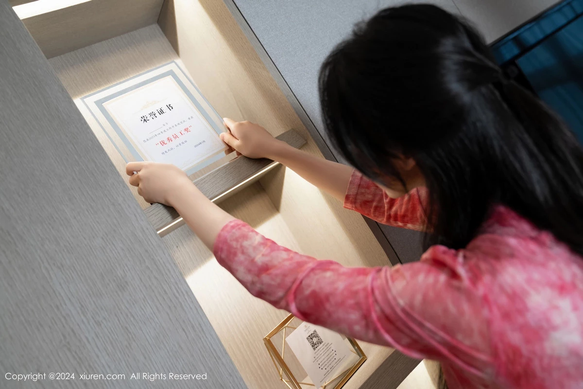 [[XiuRen秀人网]秀人网]No.8269_模特利世浴室性感红色蕾丝内衣配闪亮黑丝秀曼妙身姿诱惑写真70P