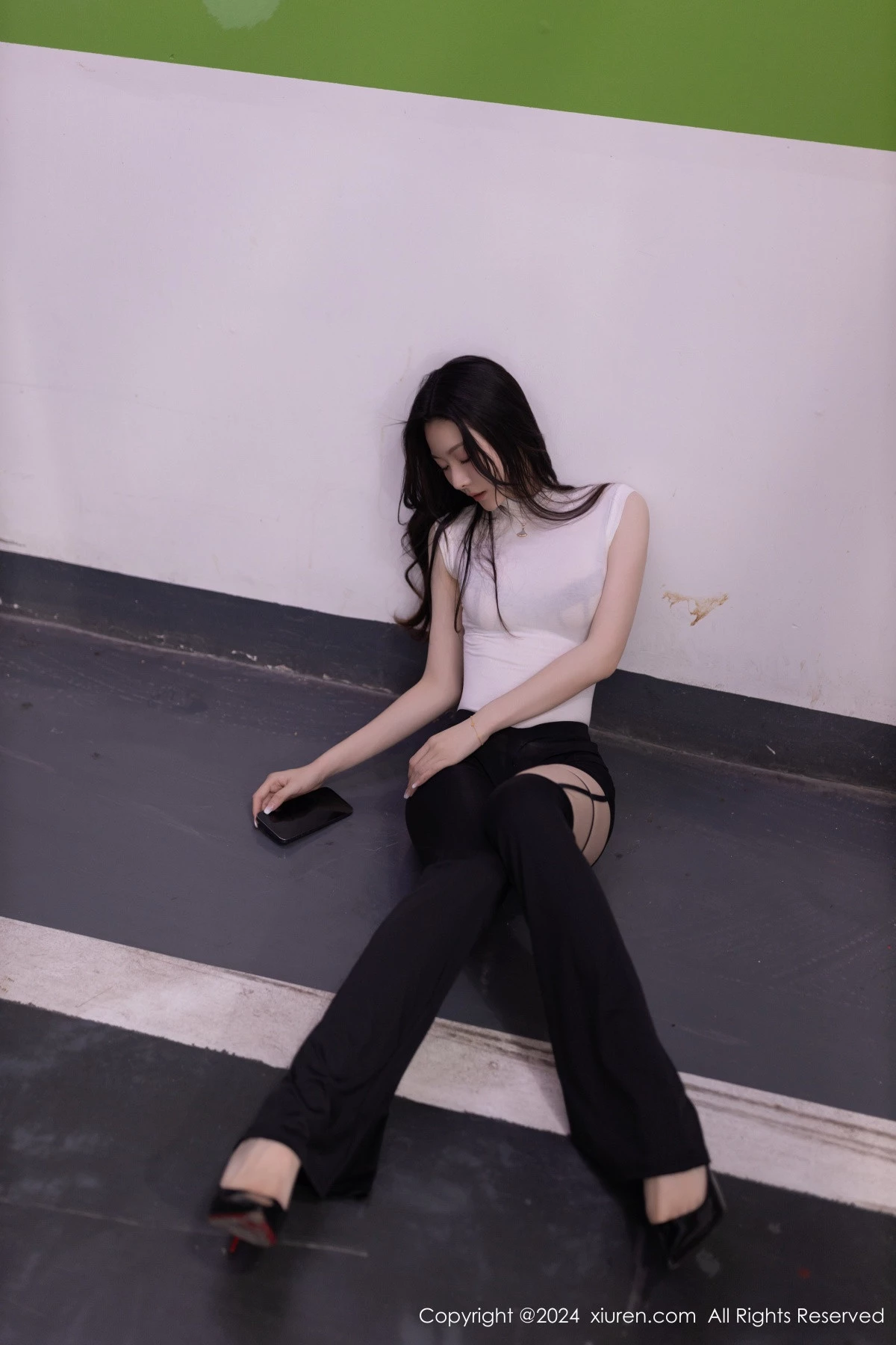 [[XiuRen秀人网]秀人网]No.8270_模特小逗逗性感白色上衣配紧身长裤半脱秀曼妙身姿撩人诱惑写真80P