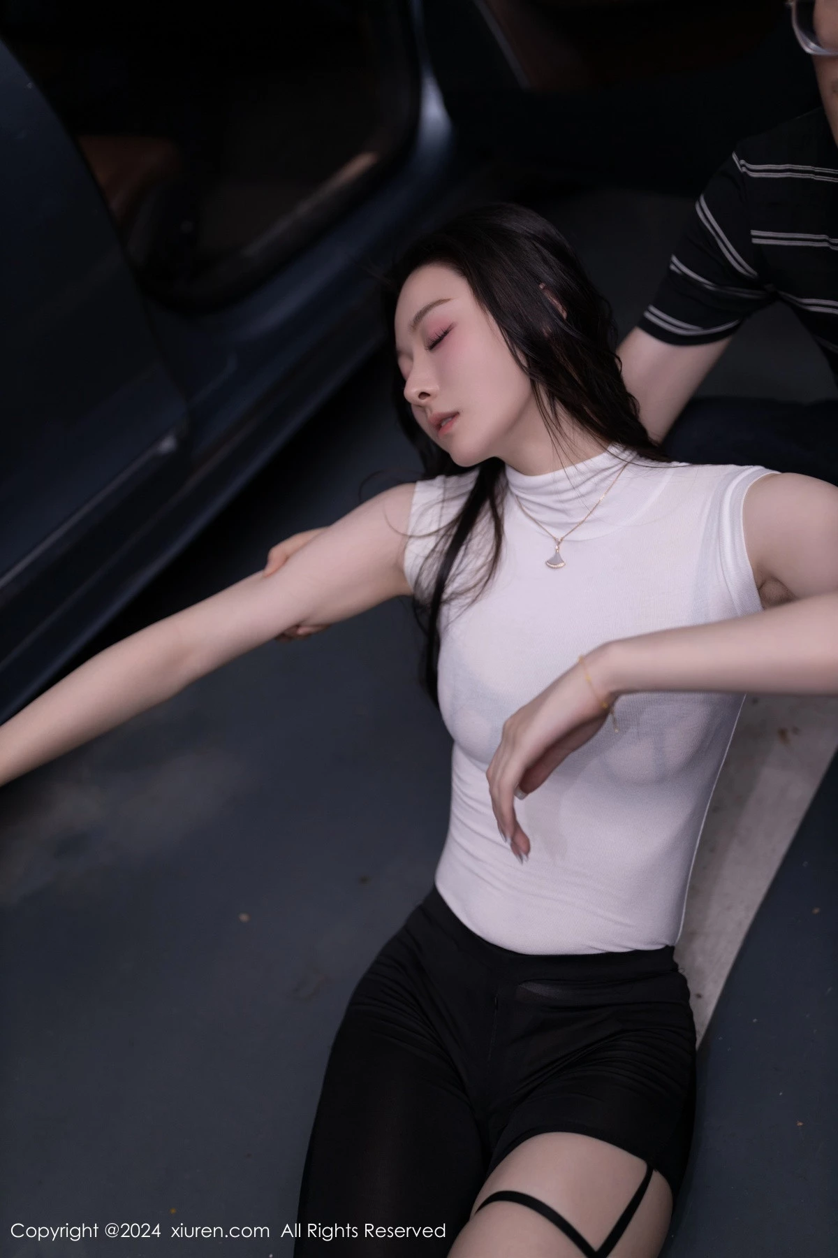 [[XiuRen秀人网]秀人网]No.8270_模特小逗逗性感白色上衣配紧身长裤半脱秀曼妙身姿撩人诱惑写真80P