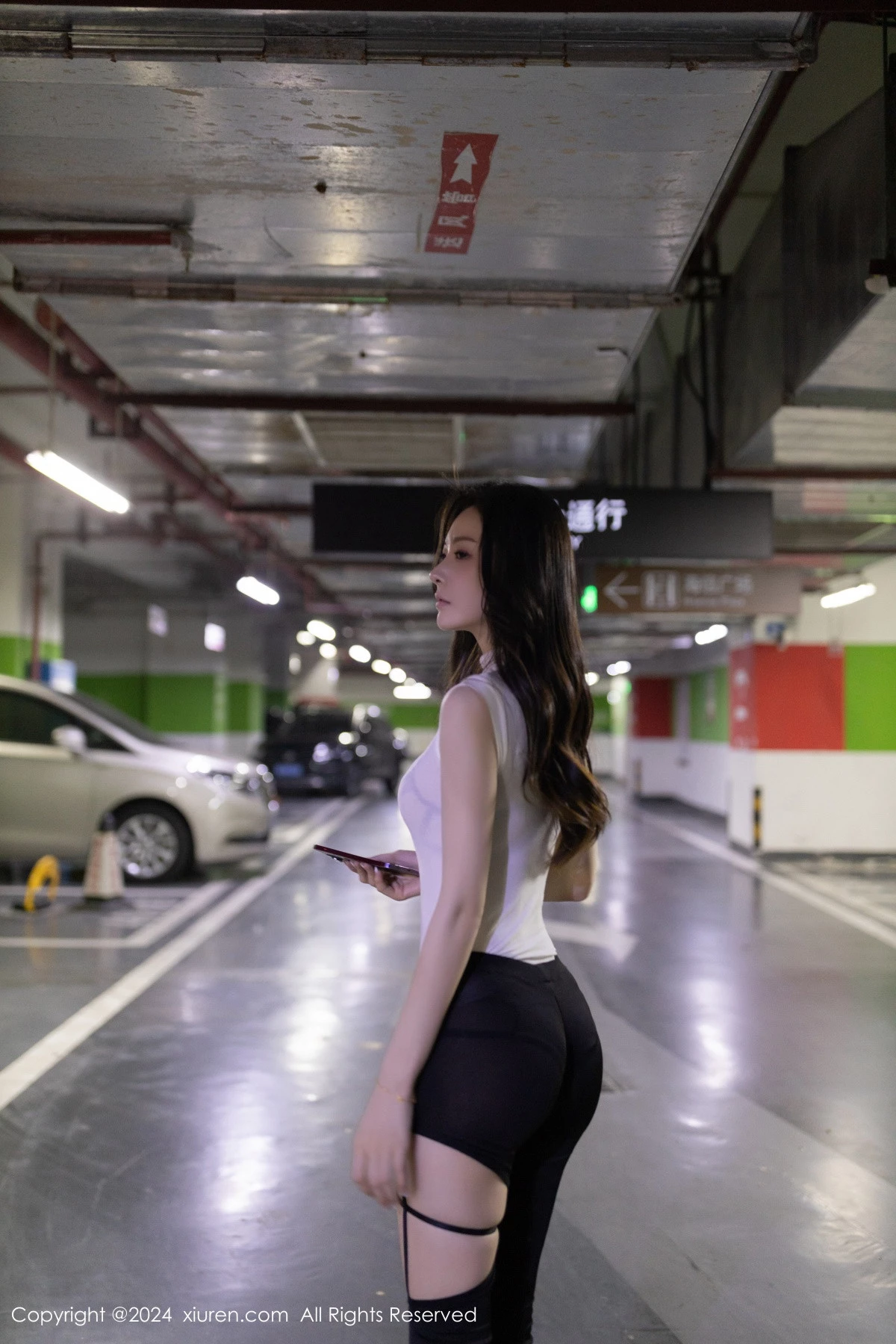 [[XiuRen秀人网]秀人网]No.8270_模特小逗逗性感白色上衣配紧身长裤半脱秀曼妙身姿撩人诱惑写真80P