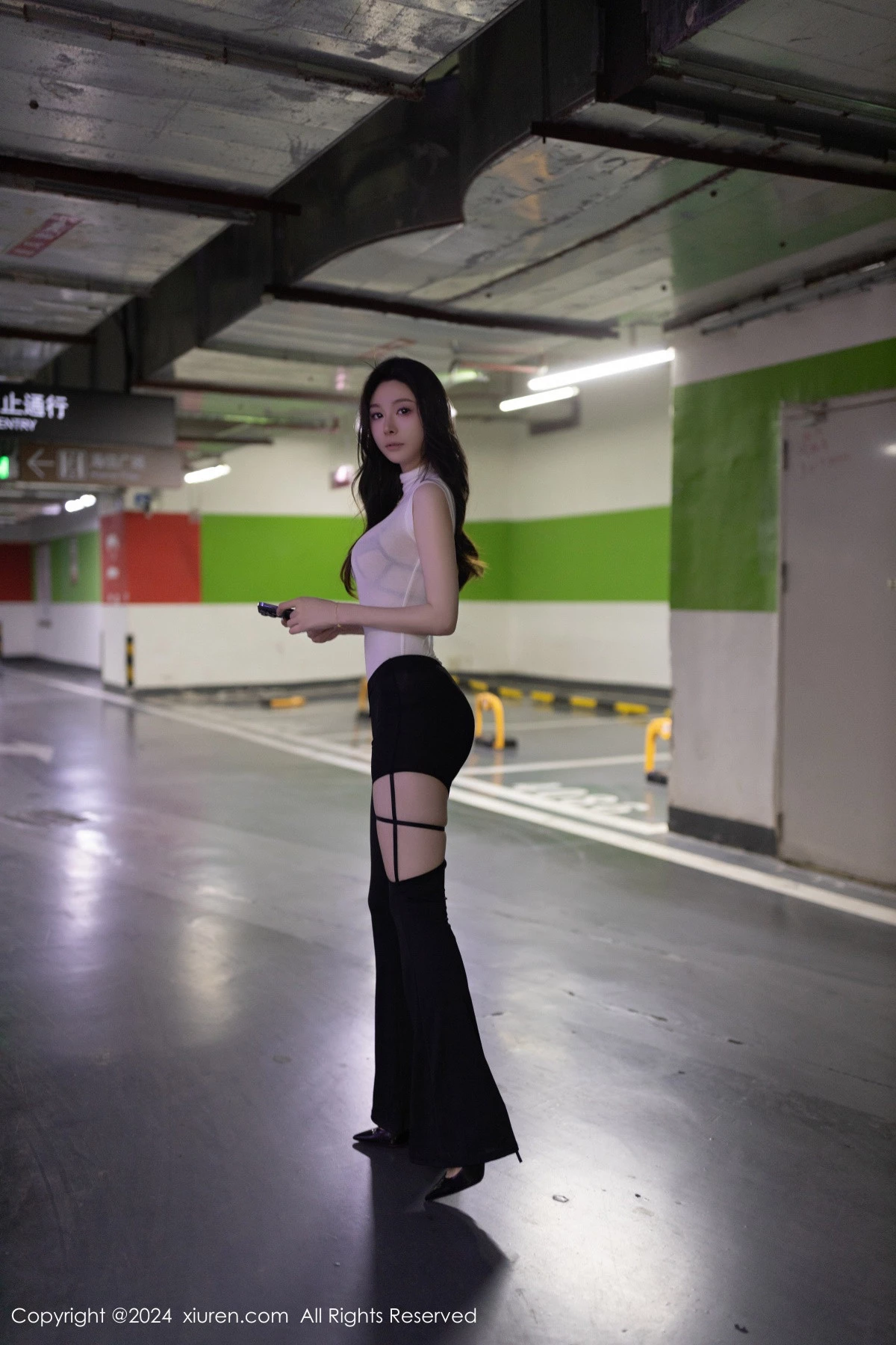 [[XiuRen秀人网]秀人网]No.8270_模特小逗逗性感白色上衣配紧身长裤半脱秀曼妙身姿撩人诱惑写真80P