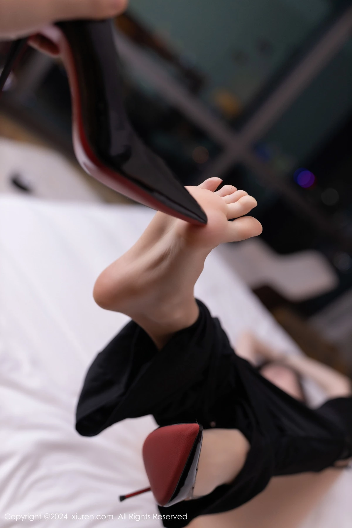 [[XiuRen秀人网]秀人网]No.8270_模特小逗逗性感白色上衣配紧身长裤半脱秀曼妙身姿撩人诱惑写真80P