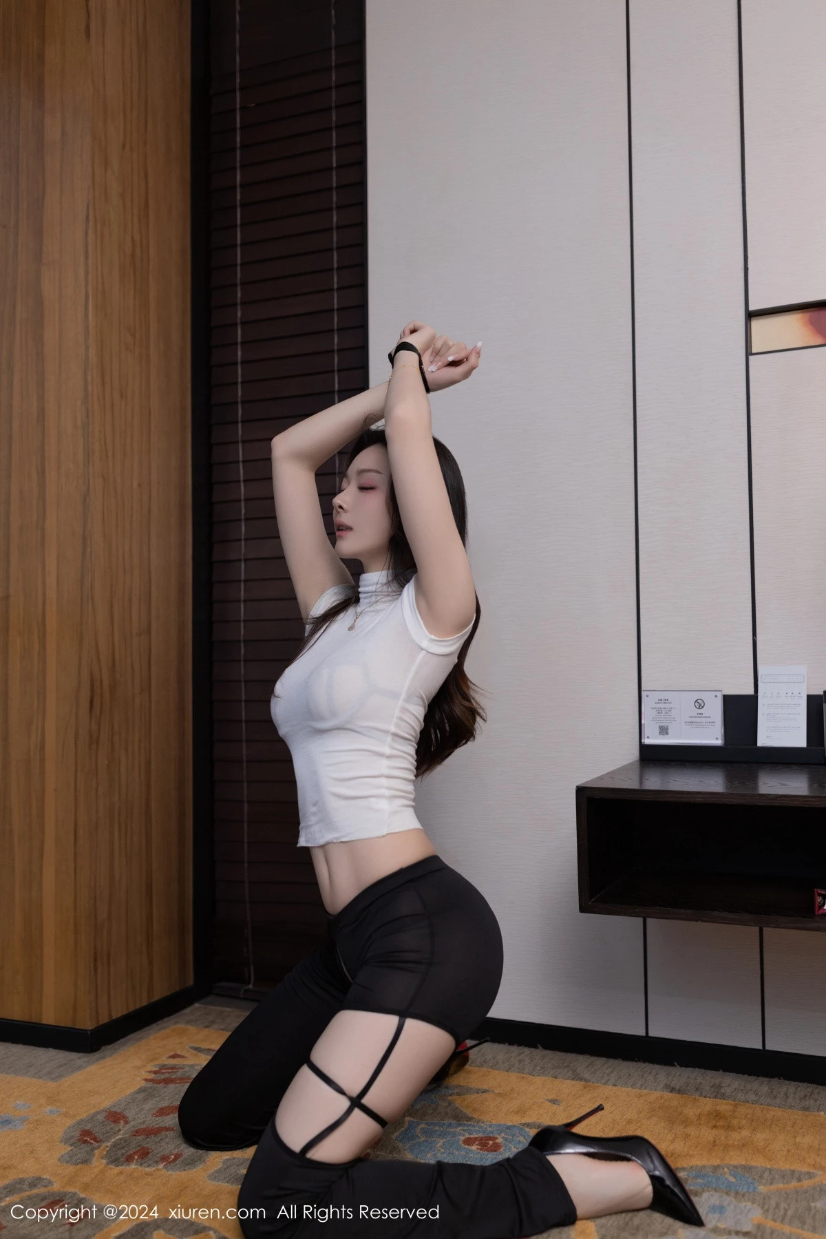 [[XiuRen秀人网]秀人网]No.8270_模特小逗逗性感白色上衣配紧身长裤半脱秀曼妙身姿撩人诱惑写真80P