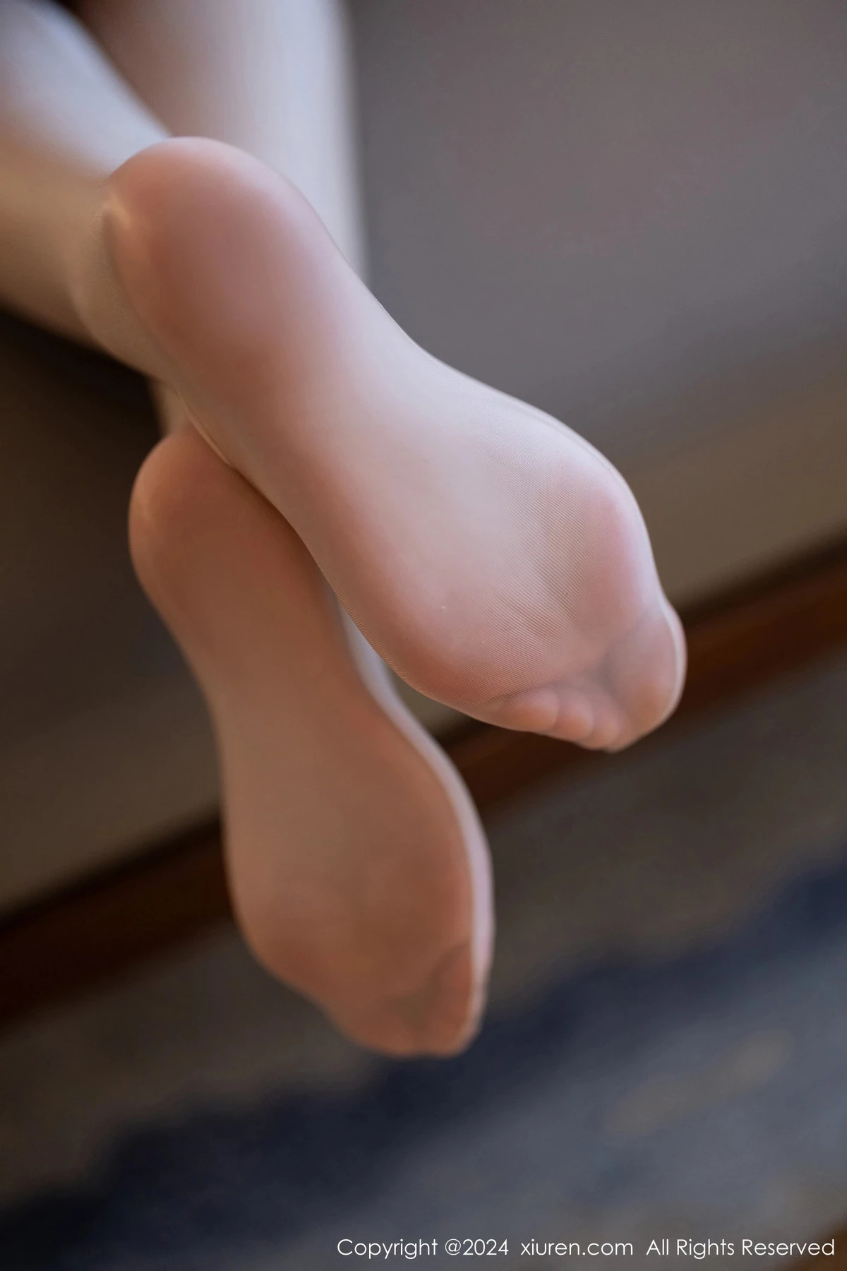 [[XiuRen秀人网]秀人网]No.8272_模特郑颖姗Bev性感白色吊带长裙配超薄肉丝秀丰腴身材诱惑写真85P