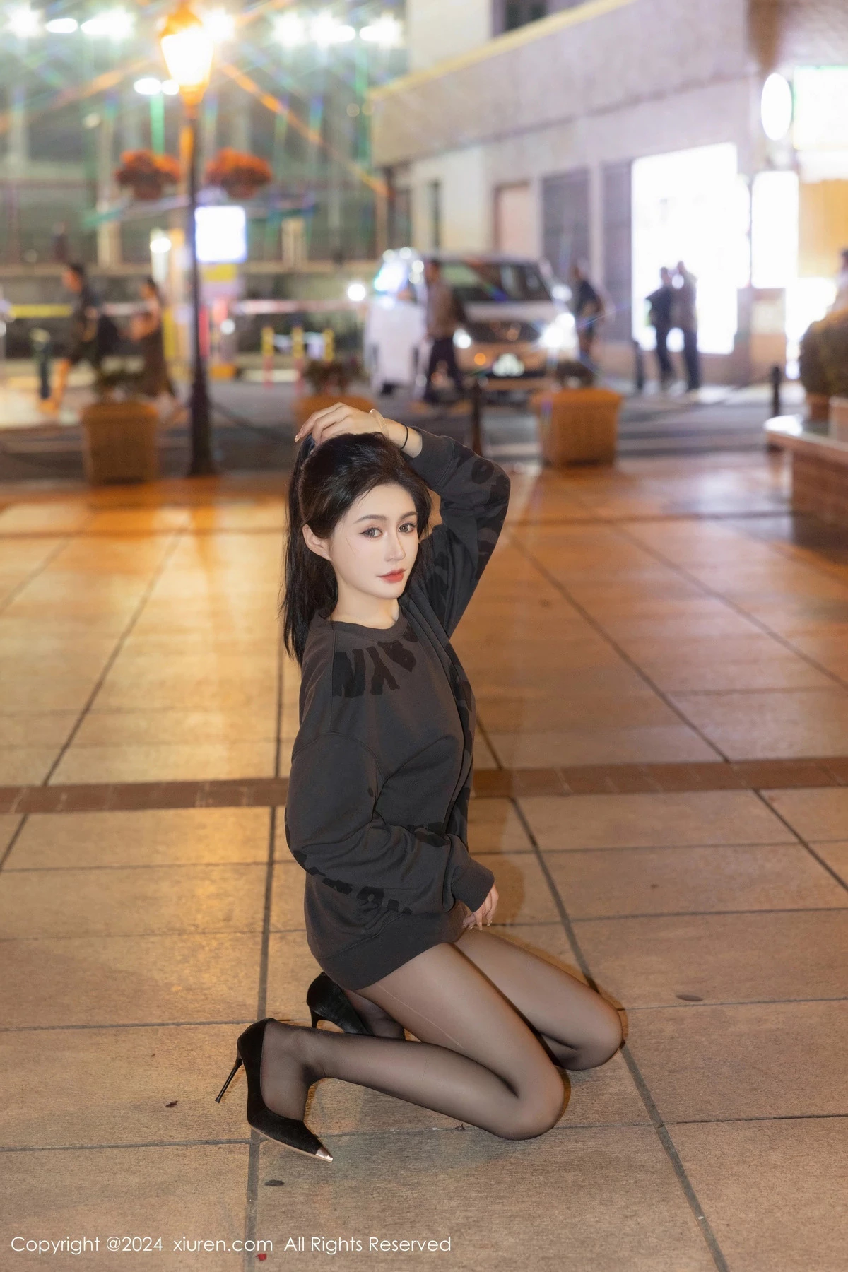 [[XiuRen秀人网]秀人网]No.8285_模特林幼一户外性感灰色卫衣配超薄无内黑丝秀翘臀美腿诱惑写真56P