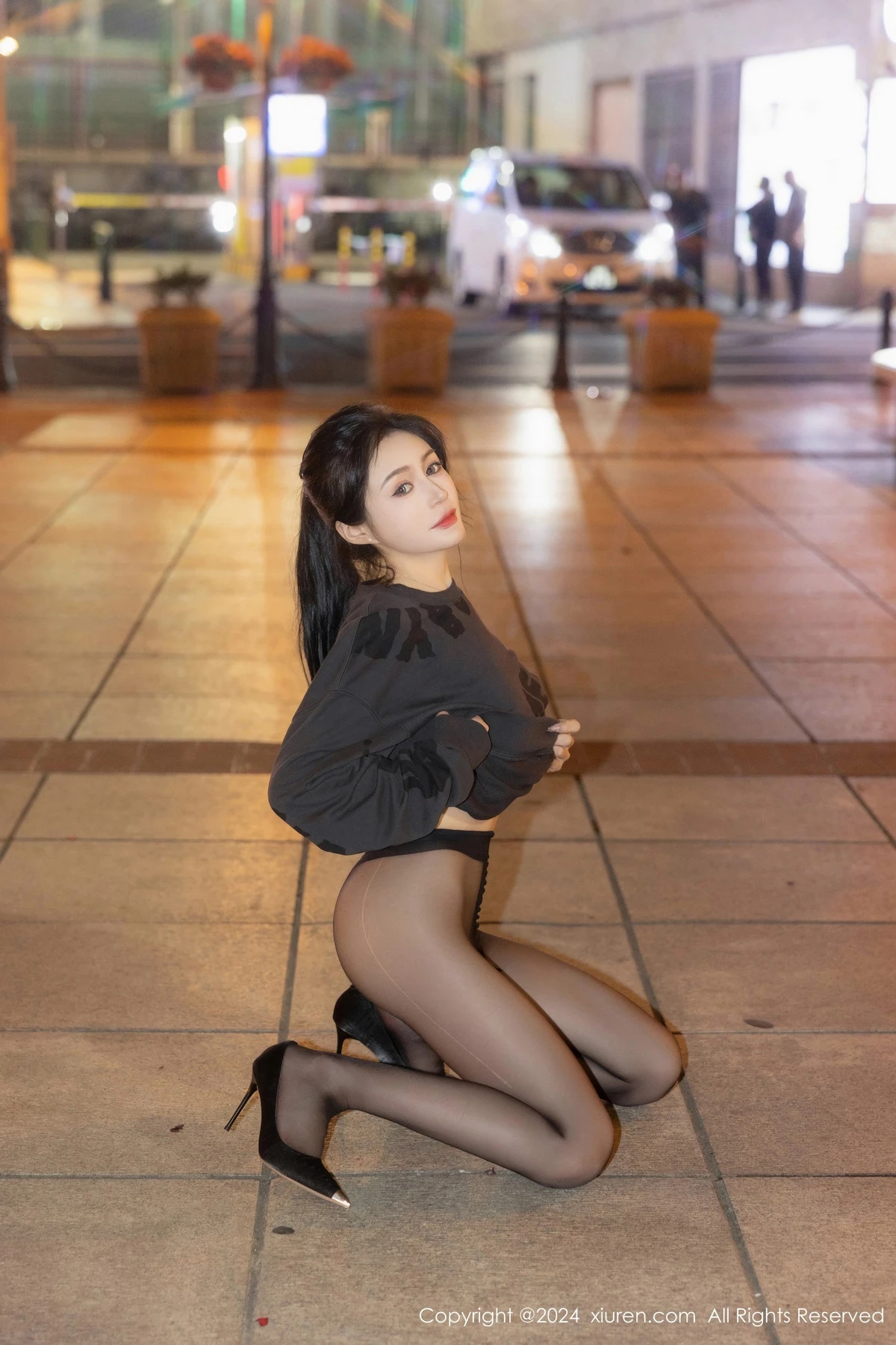 [[XiuRen秀人网]秀人网]No.8285_模特林幼一户外性感灰色卫衣配超薄无内黑丝秀翘臀美腿诱惑写真56P