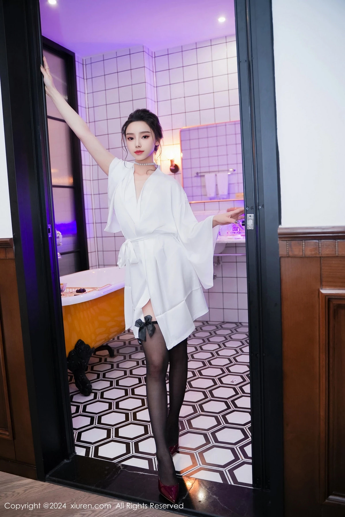 [[XiuRen秀人网]秀人网]No.8283_模特苏曼兮浴室场景性感白色连衣裙配黑丝袜秀丰腴美臀诱惑写真84P