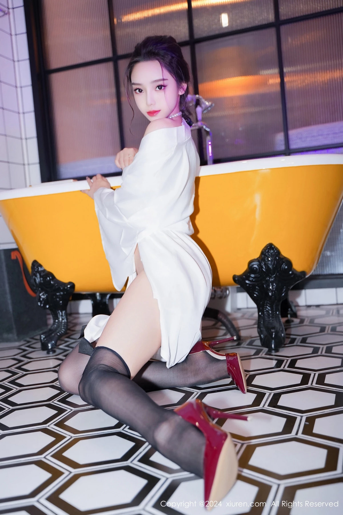 [[XiuRen秀人网]秀人网]No.8283_模特苏曼兮浴室场景性感白色连衣裙配黑丝袜秀丰腴美臀诱惑写真84P