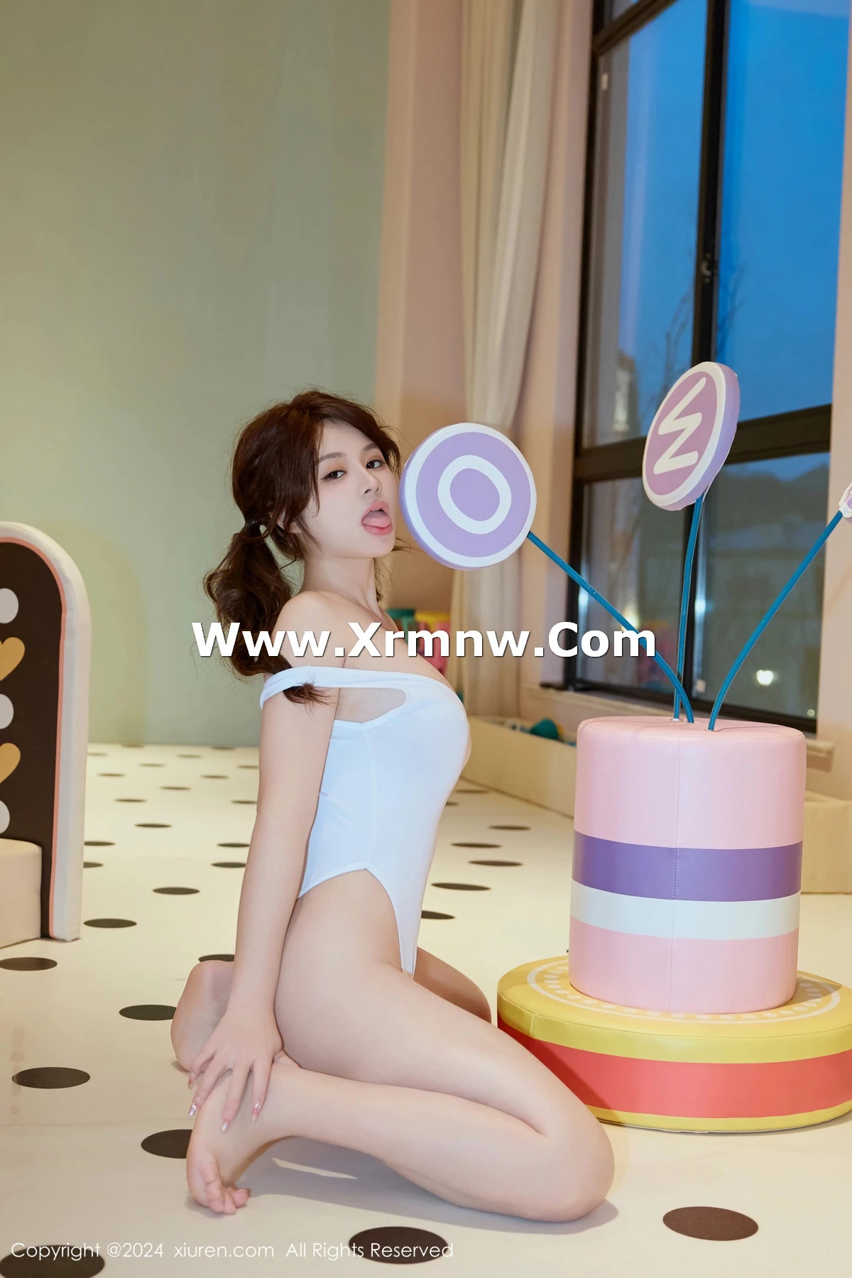 [[XiuRen秀人网]秀人网]No.8284_模特沈思怡游乐场主题性感白色高叉连体衣秀丰满身材诱惑写真65P