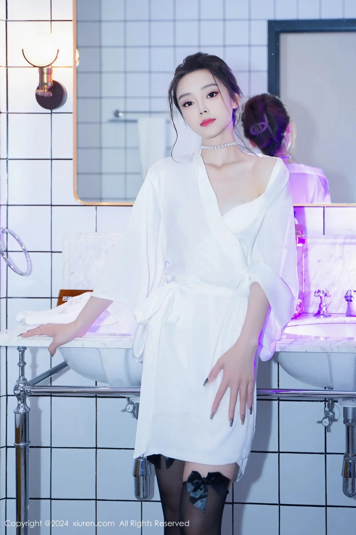 [[XiuRen秀人网]秀人网]No.8283_模特苏曼兮浴室场景性感白色连衣裙配黑丝袜秀丰腴美臀诱惑写真84P