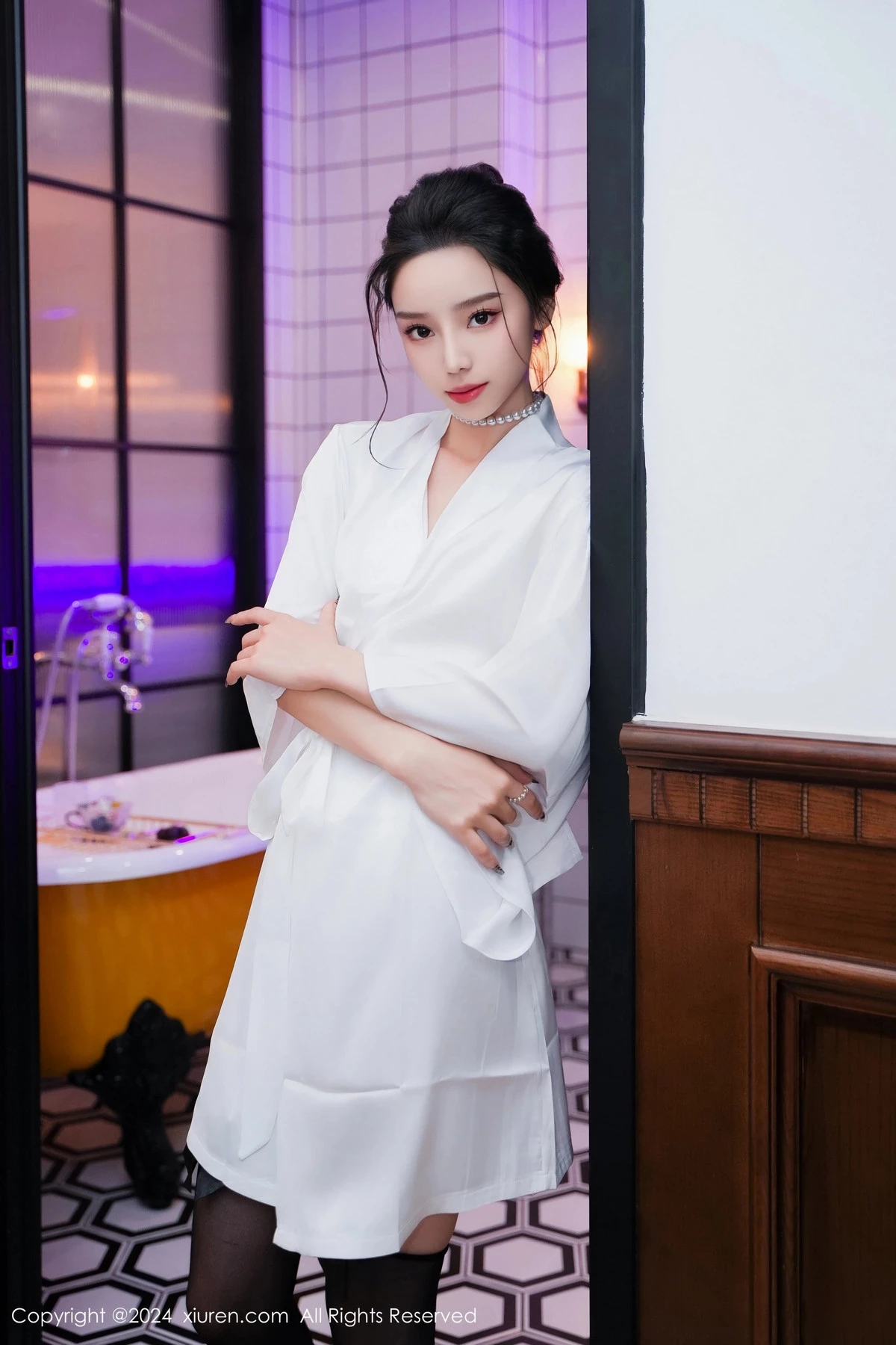 [[XiuRen秀人网]秀人网]No.8283_模特苏曼兮浴室场景性感白色连衣裙配黑丝袜秀丰腴美臀诱惑写真84P