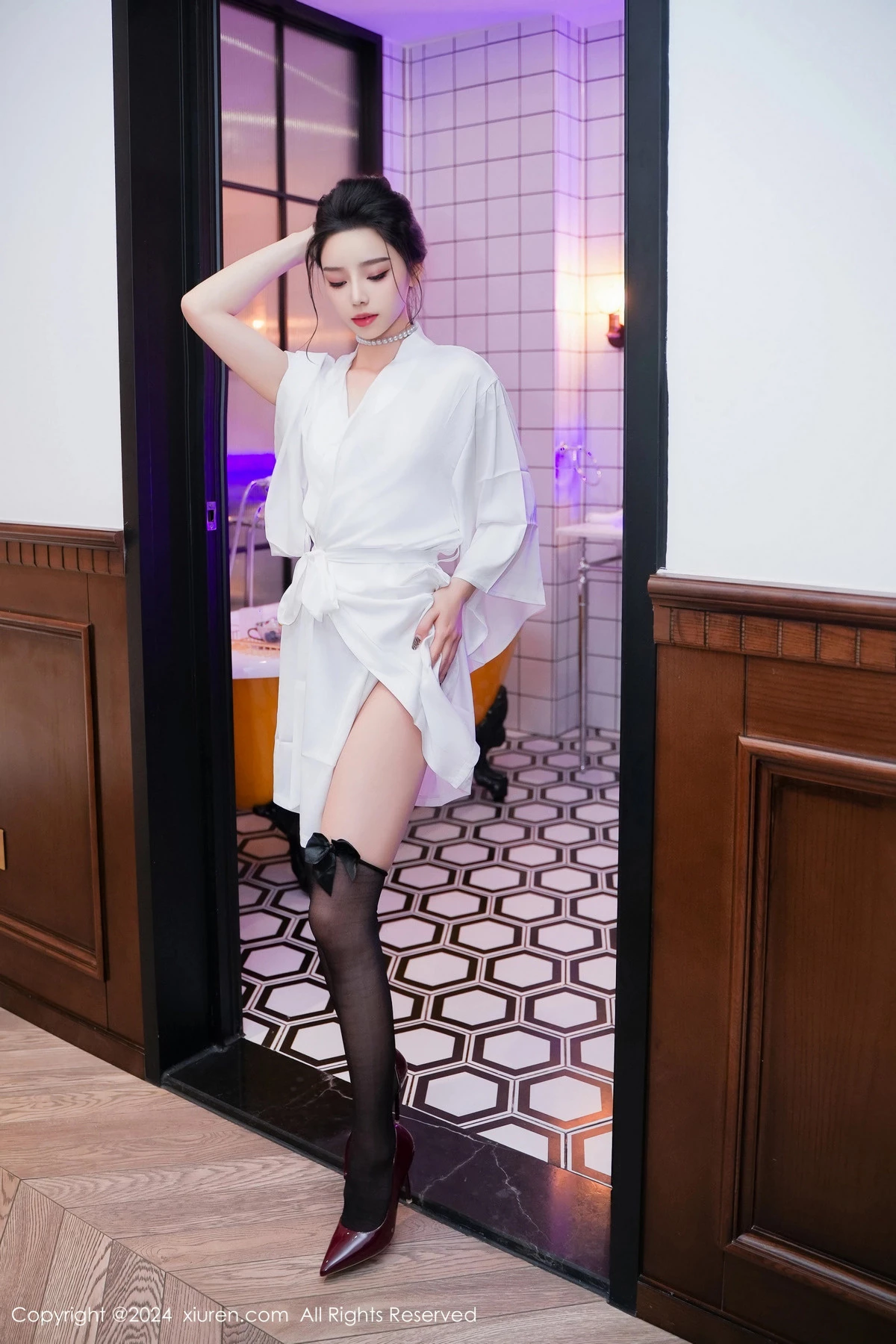 [[XiuRen秀人网]秀人网]No.8283_模特苏曼兮浴室场景性感白色连衣裙配黑丝袜秀丰腴美臀诱惑写真84P