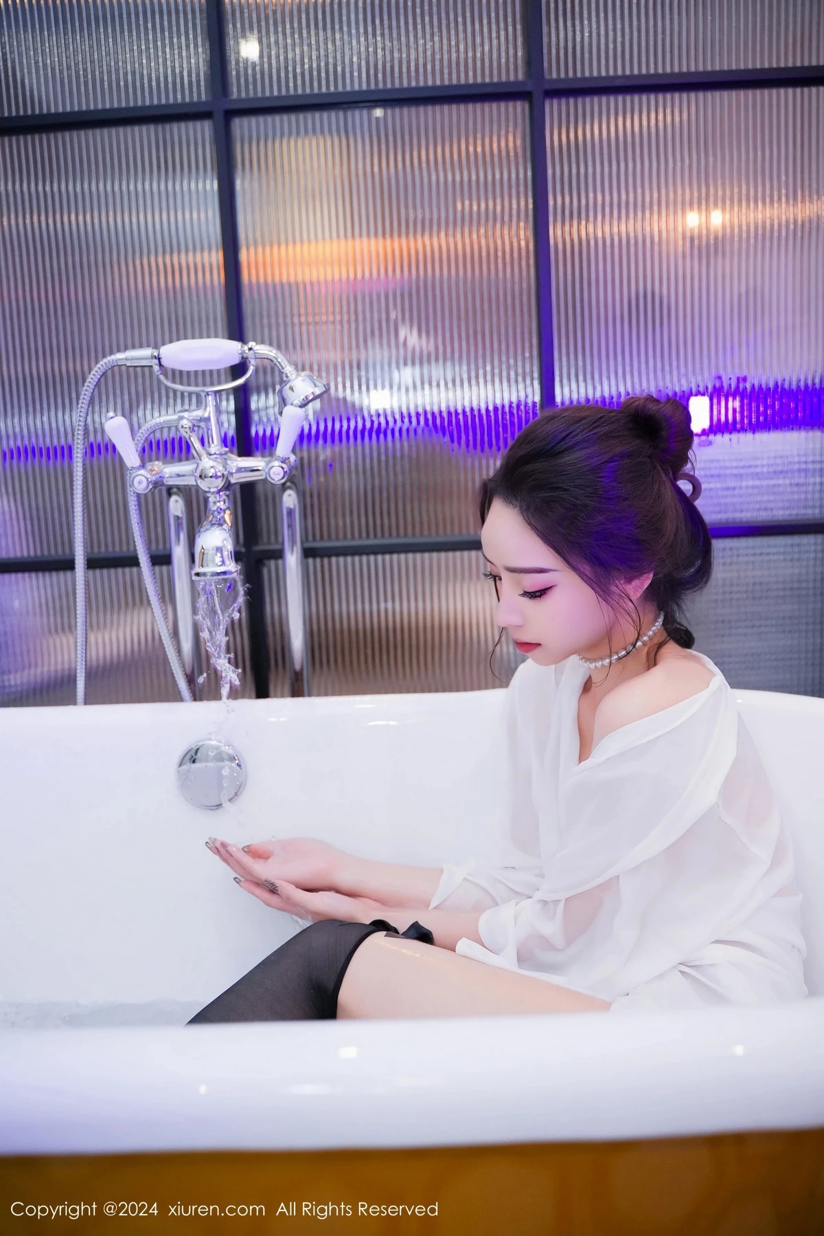 [[XiuRen秀人网]秀人网]No.8283_模特苏曼兮浴室场景性感白色连衣裙配黑丝袜秀丰腴美臀诱惑写真84P